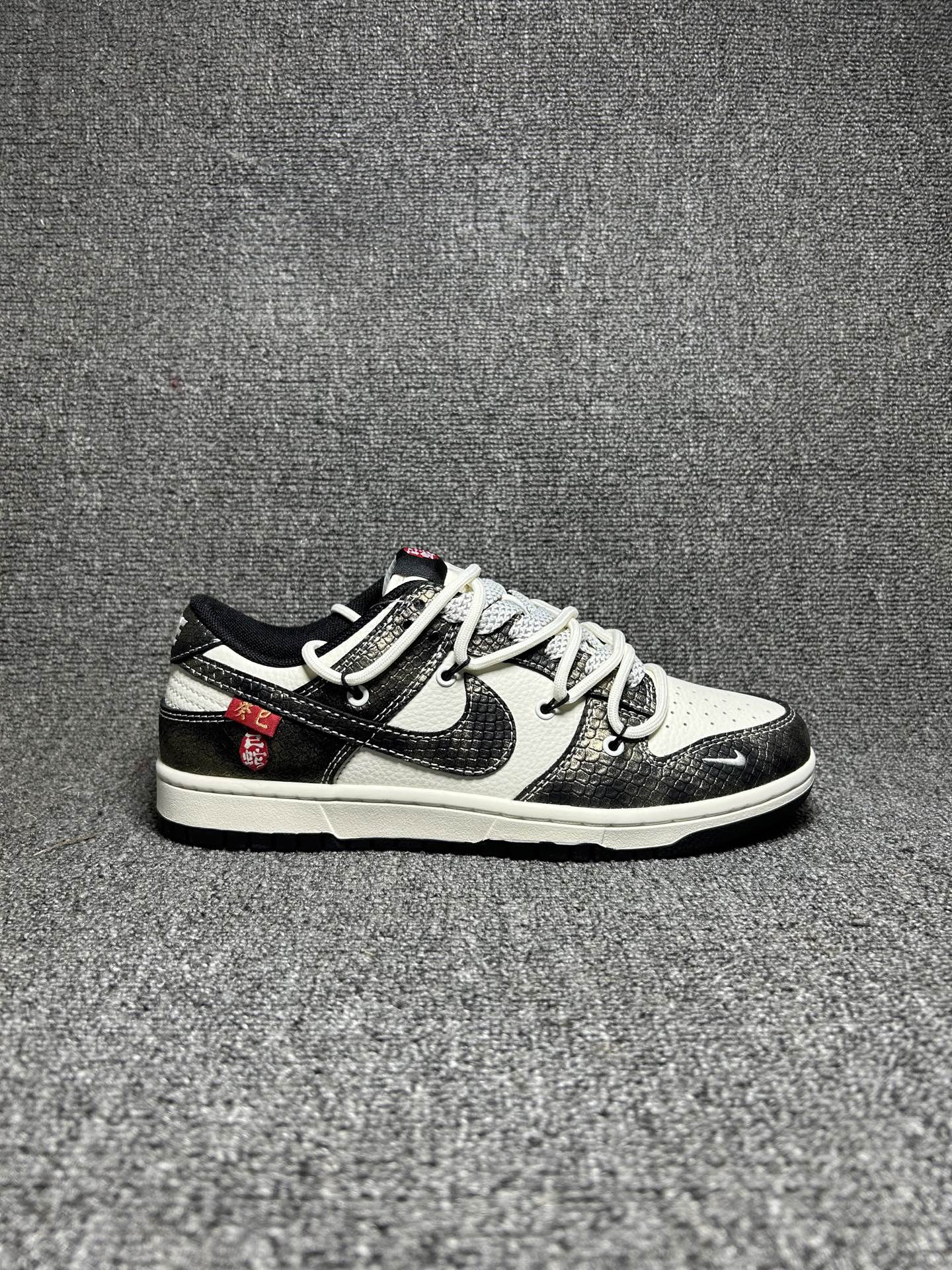 Nike SB Dunk Low Black White