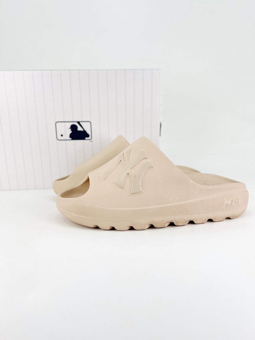 MLB NY Yankees Skipper Slide Sand