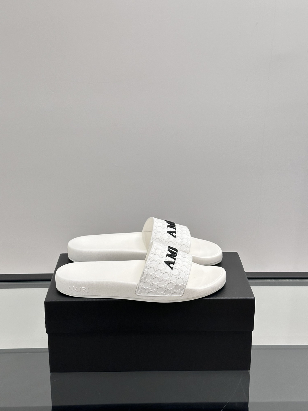Amiri Embossed Logo Slides White