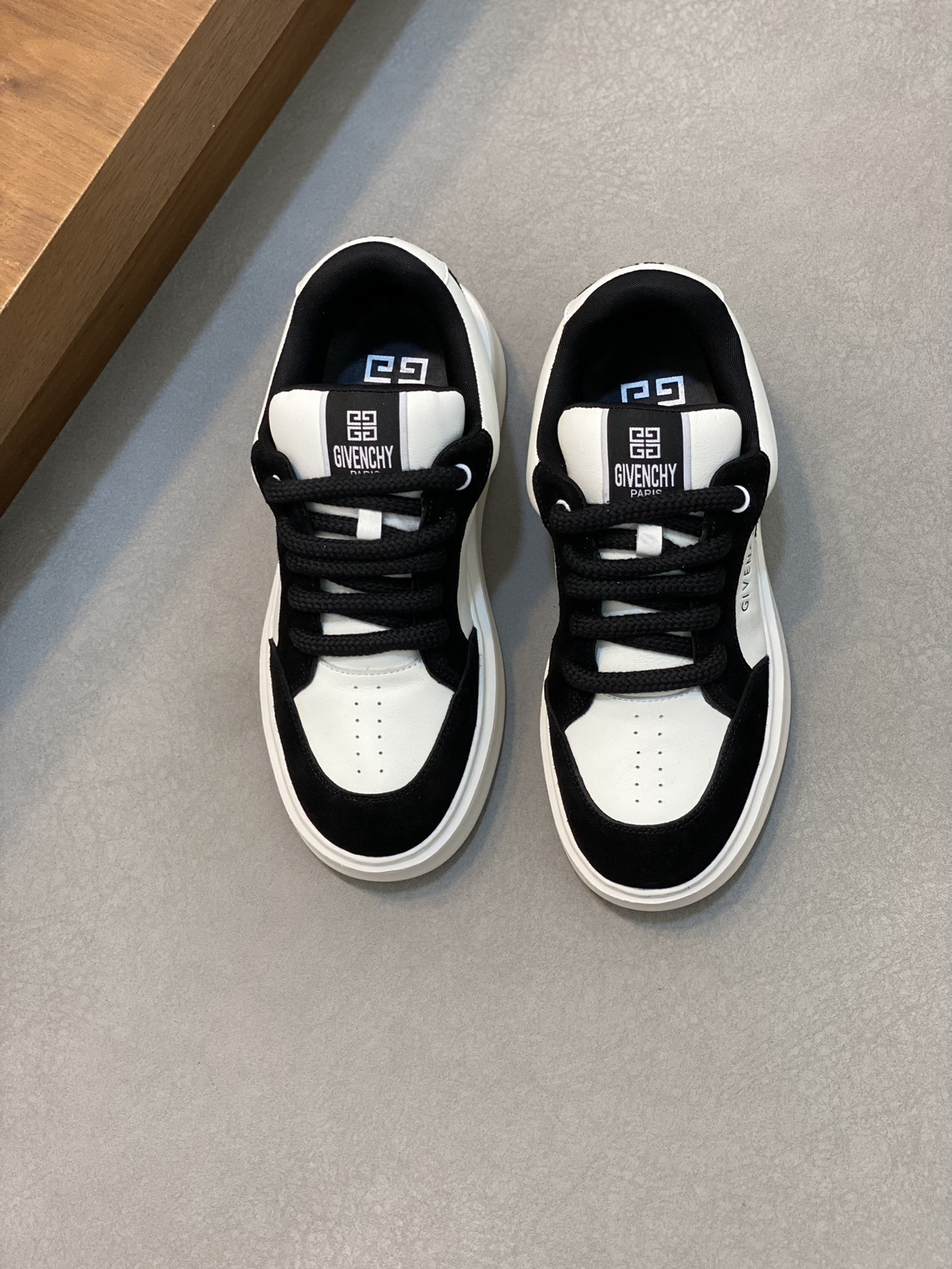 Givenchy Calfskin Low-Top Sneakers Black/White