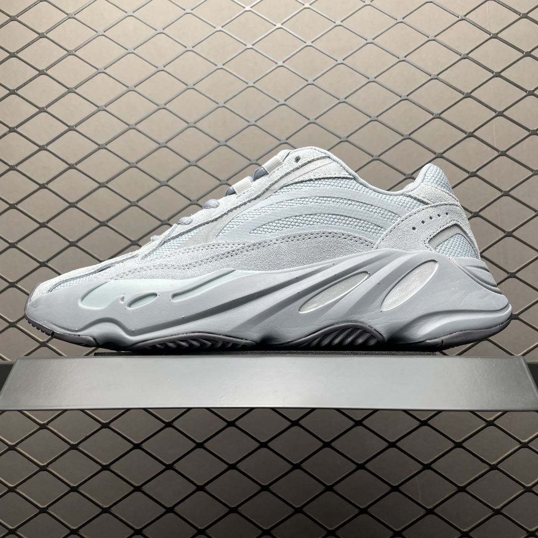Adidas Yeezy 700 V2 Sneaker Gray