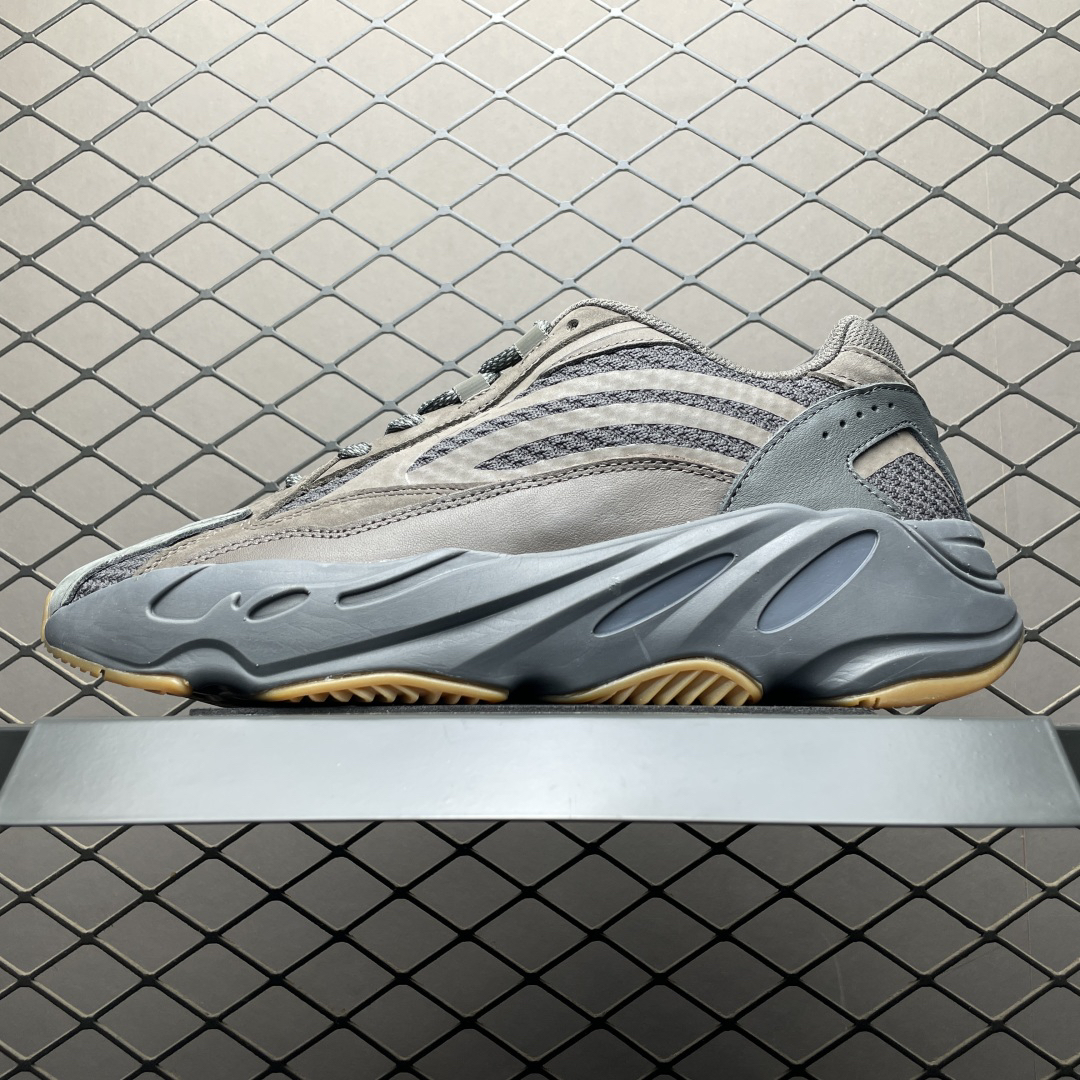 Adidas Yeezy 700 V2 EG6860 Sneakers Grey
