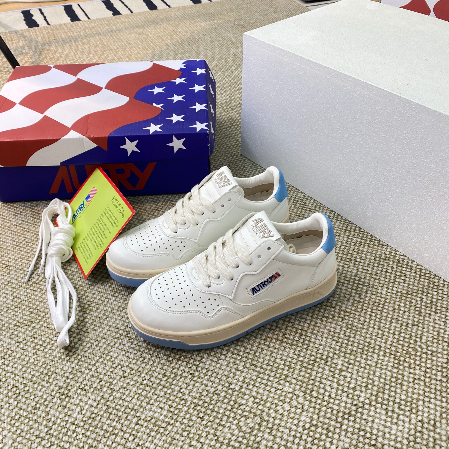 Autry Medalist Leather Sneakers White/Blue