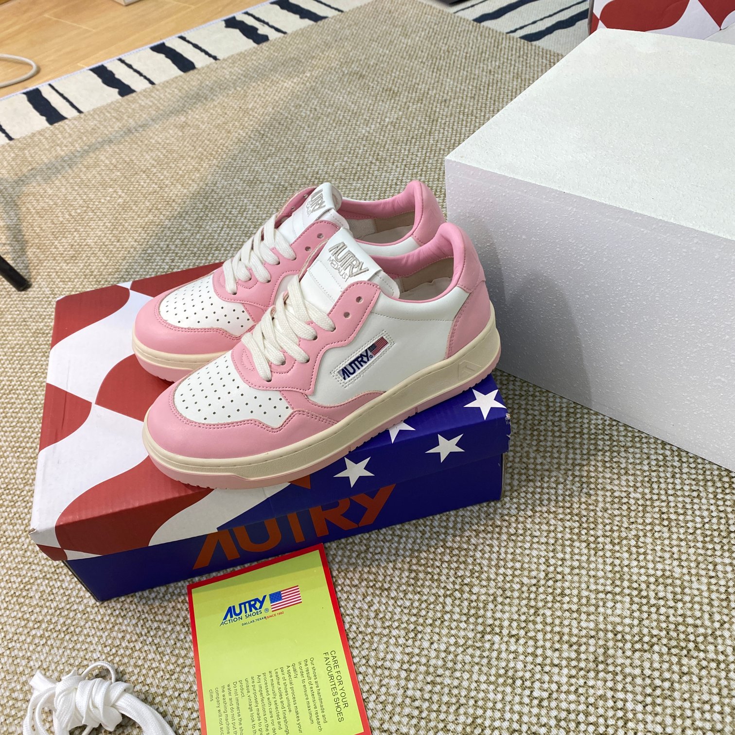 Autry Medalist Leather Sneakers Pink