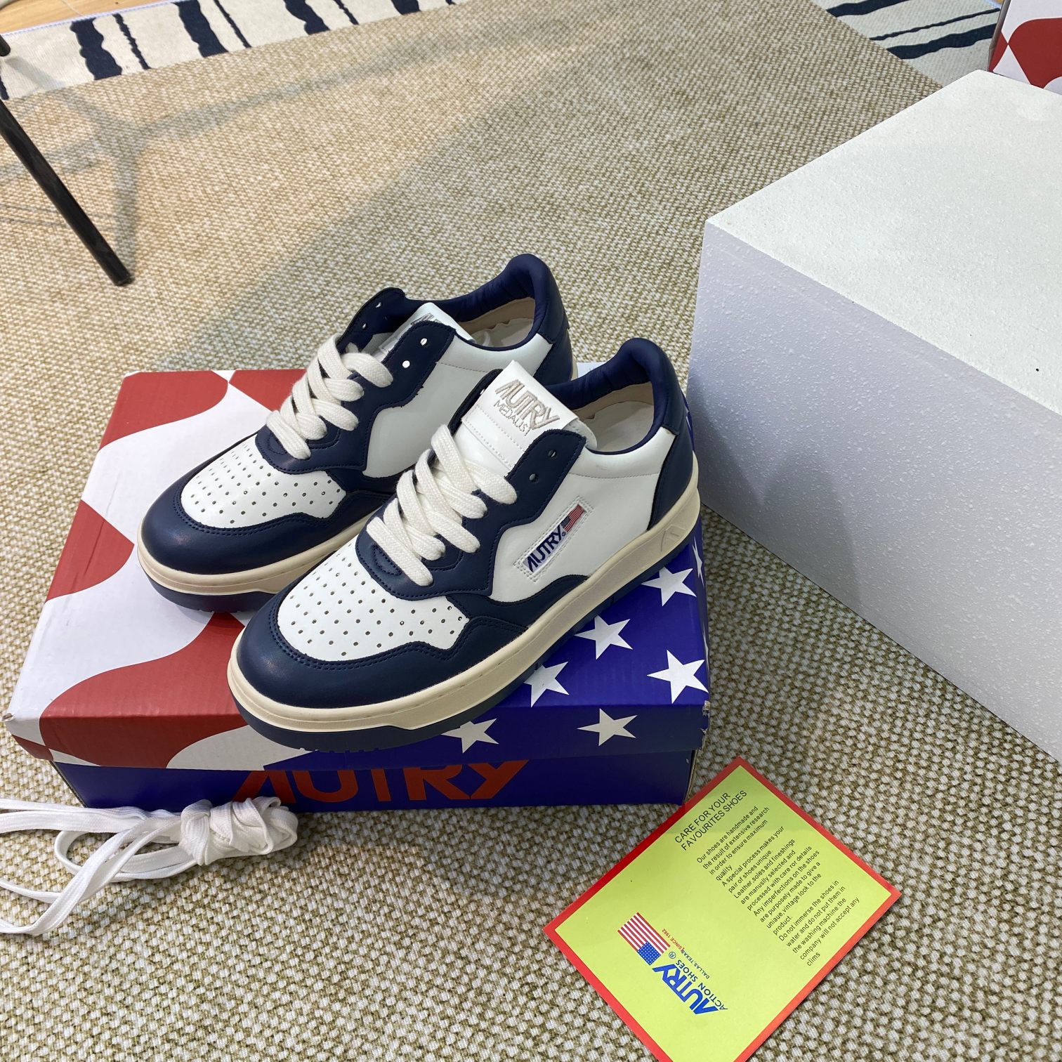 Autry Medalist Low Sneakers Navy/White