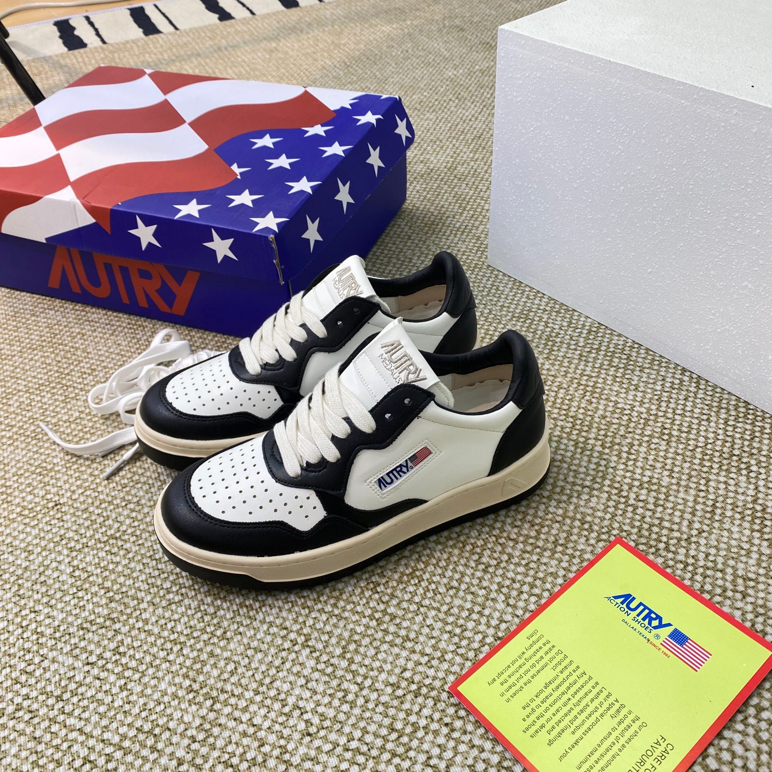 Autry Medalist Leather Court Sneakers Black/White