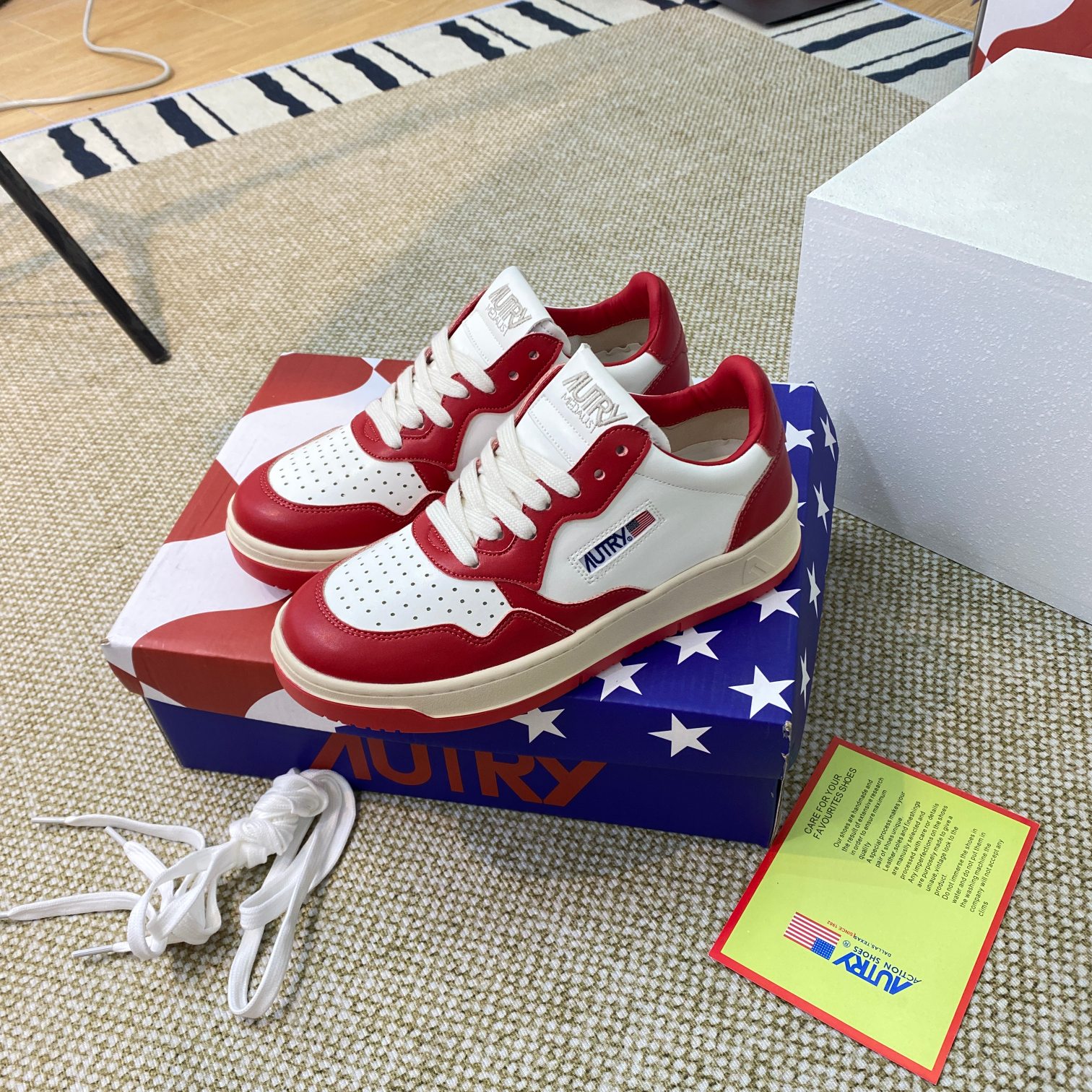 Autry Medalist Low Sneakers Red