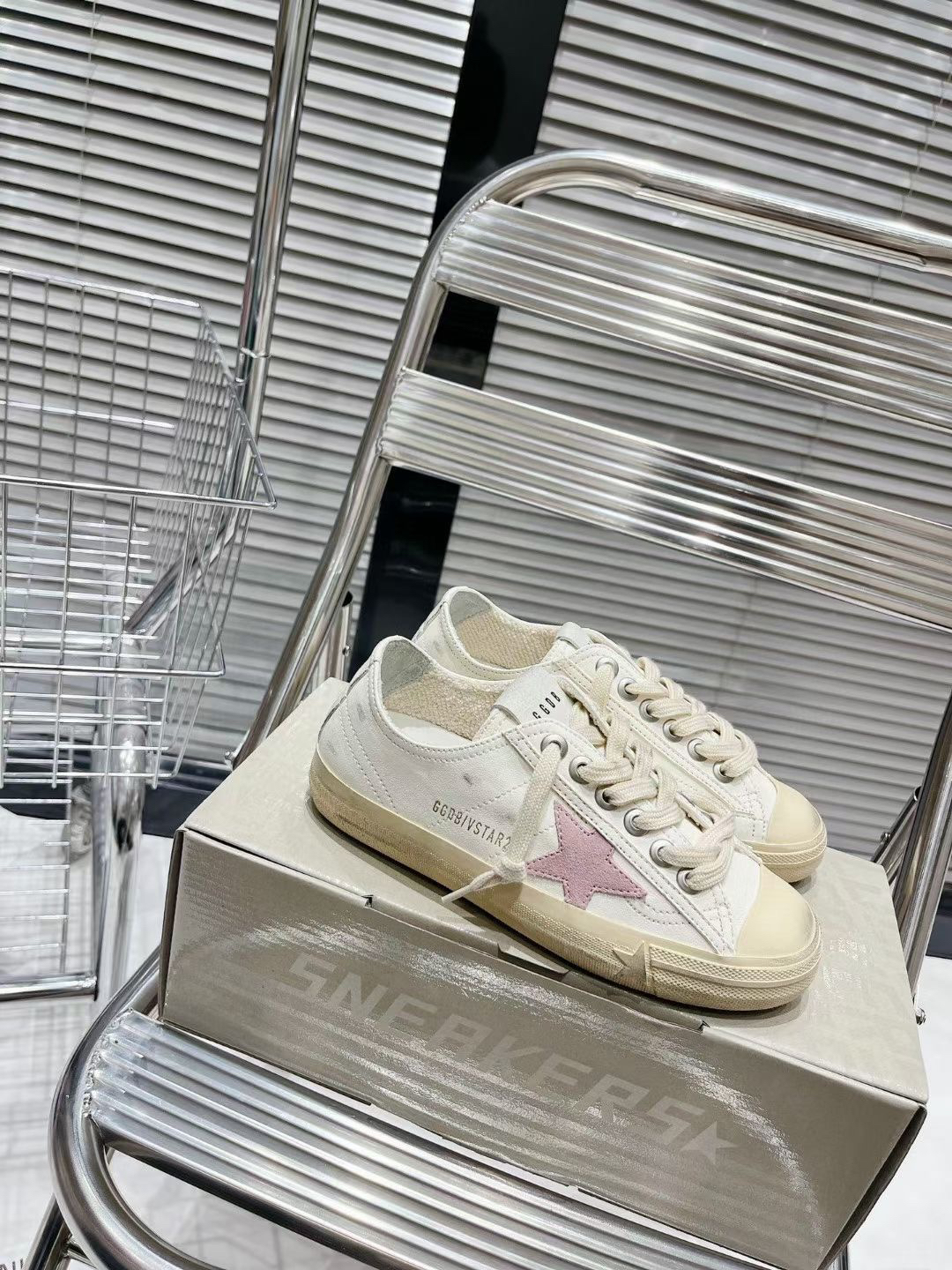 Golden Goose V-Star 2 Low Sneakers White Pink