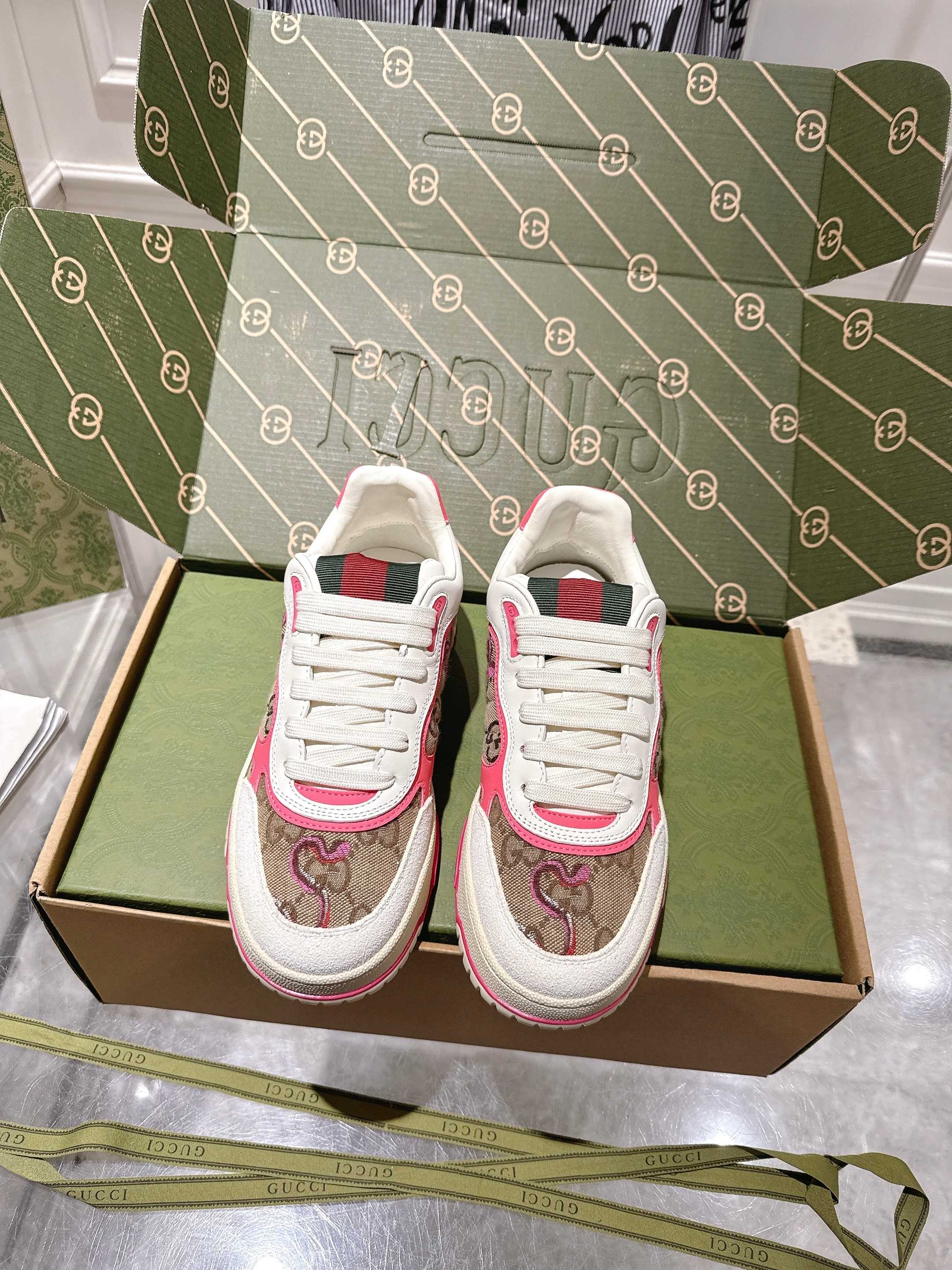 Gucci Retro GG Sneakers Pink