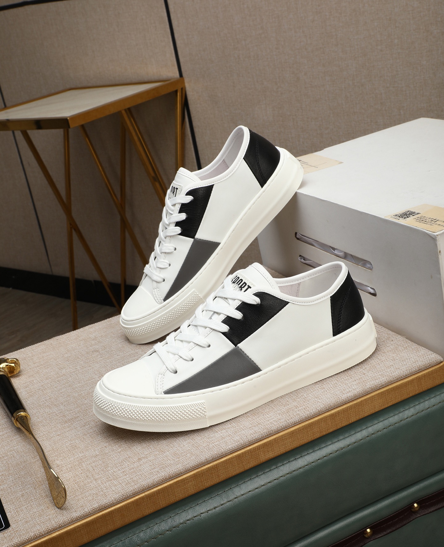 Gucci Leather Low-Top Sneakers Black/White