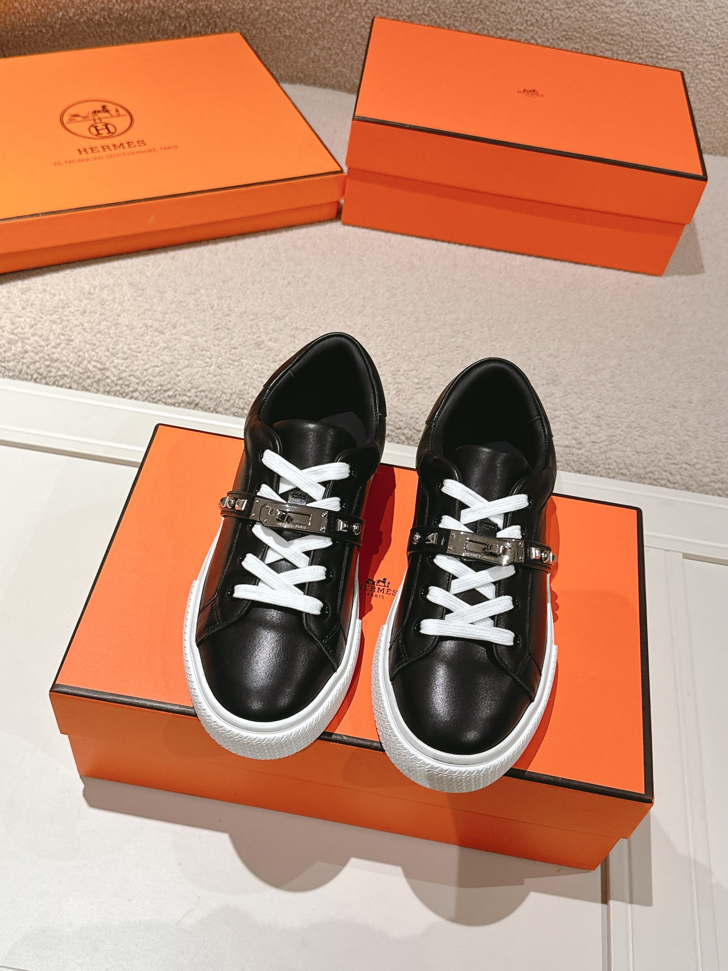 Hermes Kelly Buckle Low-Top Sneakers Black