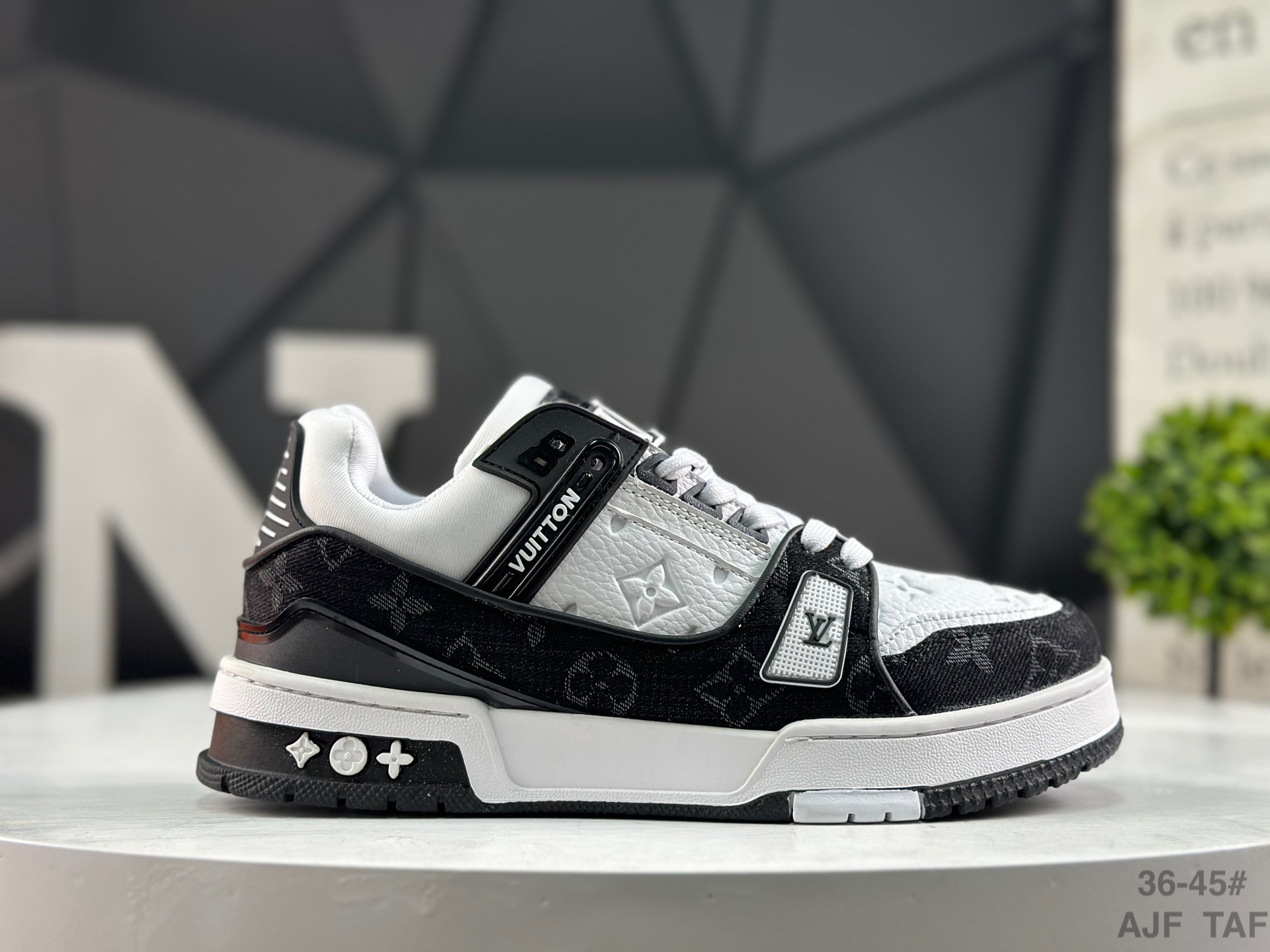 Louis Vuitton Trainer Maxi Low Sneaker Multicolor