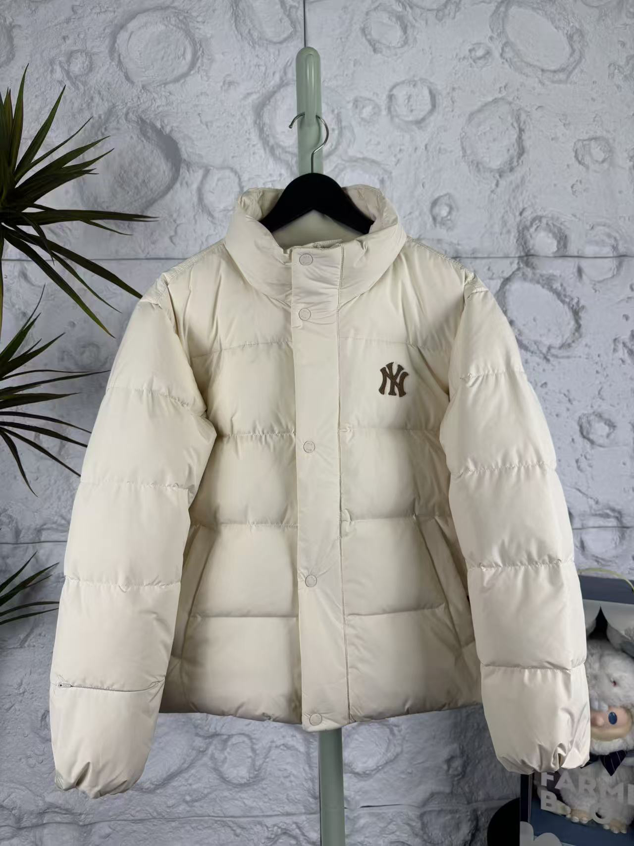 MLB NY Logo Down Puffer Jacket Cream