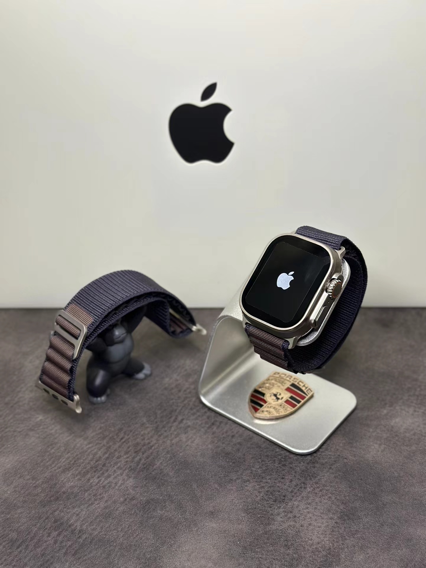 Apple Watch Ultra 2 Smartwatch Titanium Gray