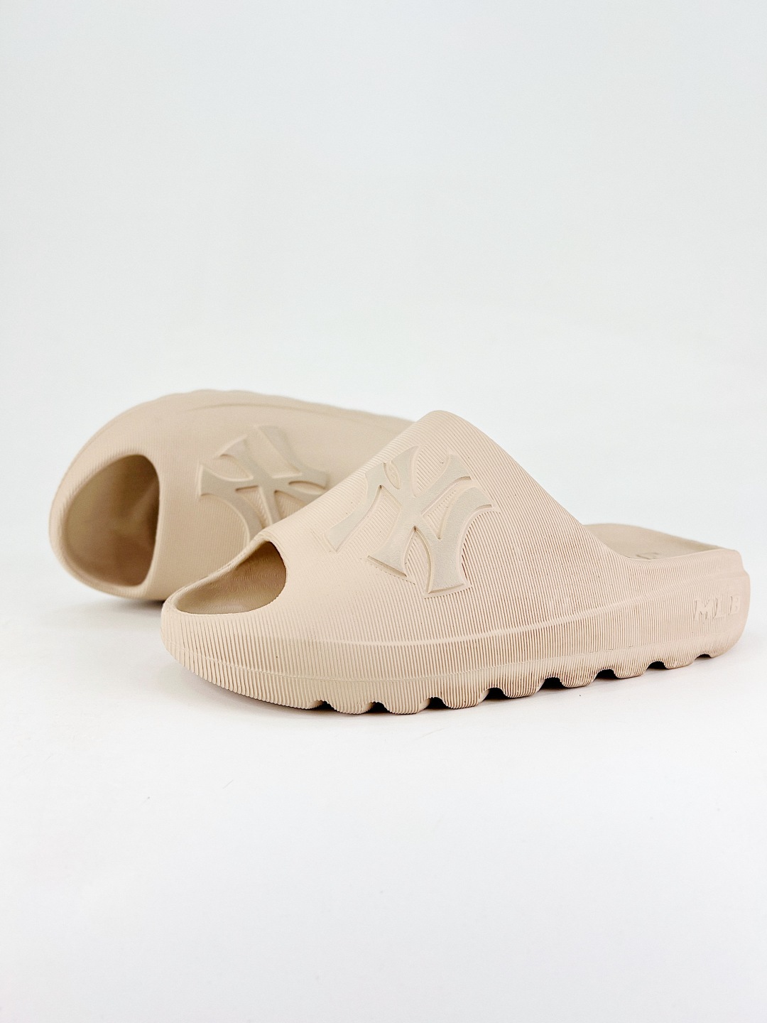 MLB NY Yankees Skipper Slide Sand