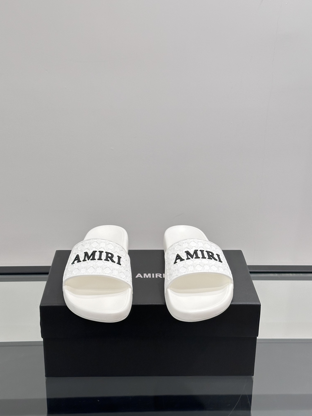 Amiri Embossed Logo Slides White