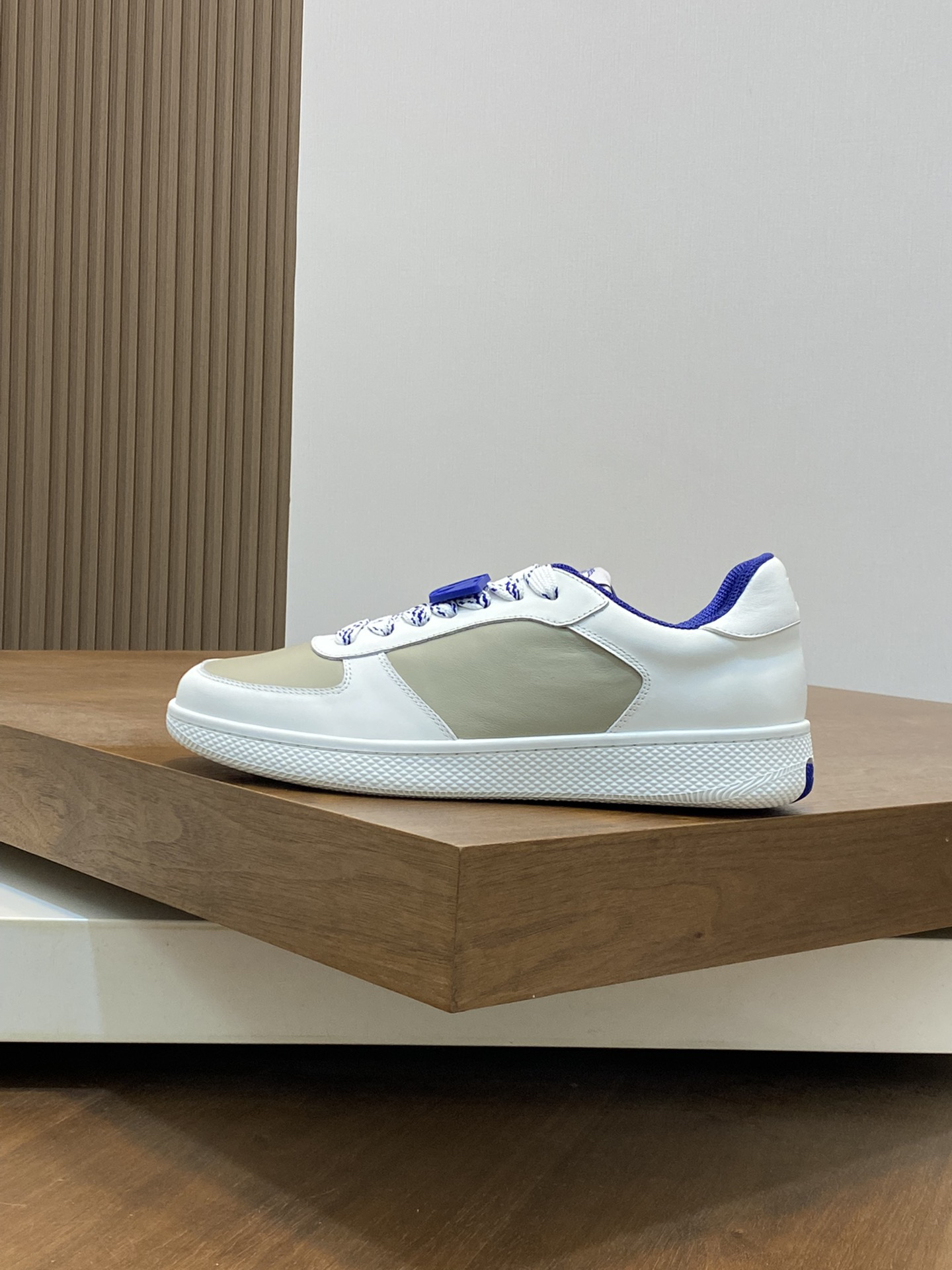 Burberry Leather Low-Top Sneakers White/Blue