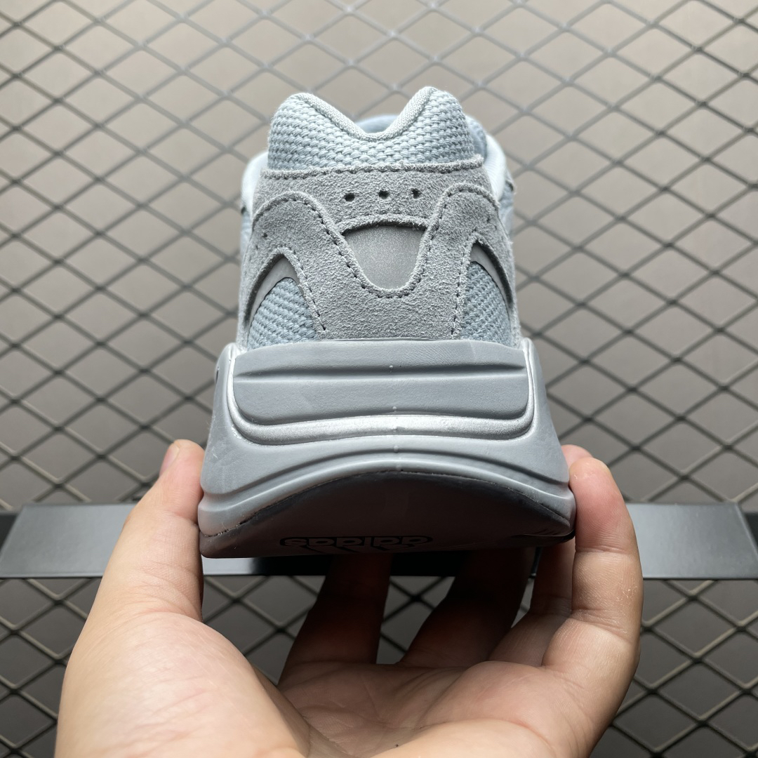 Adidas Yeezy 700 V2 Sneaker Gray