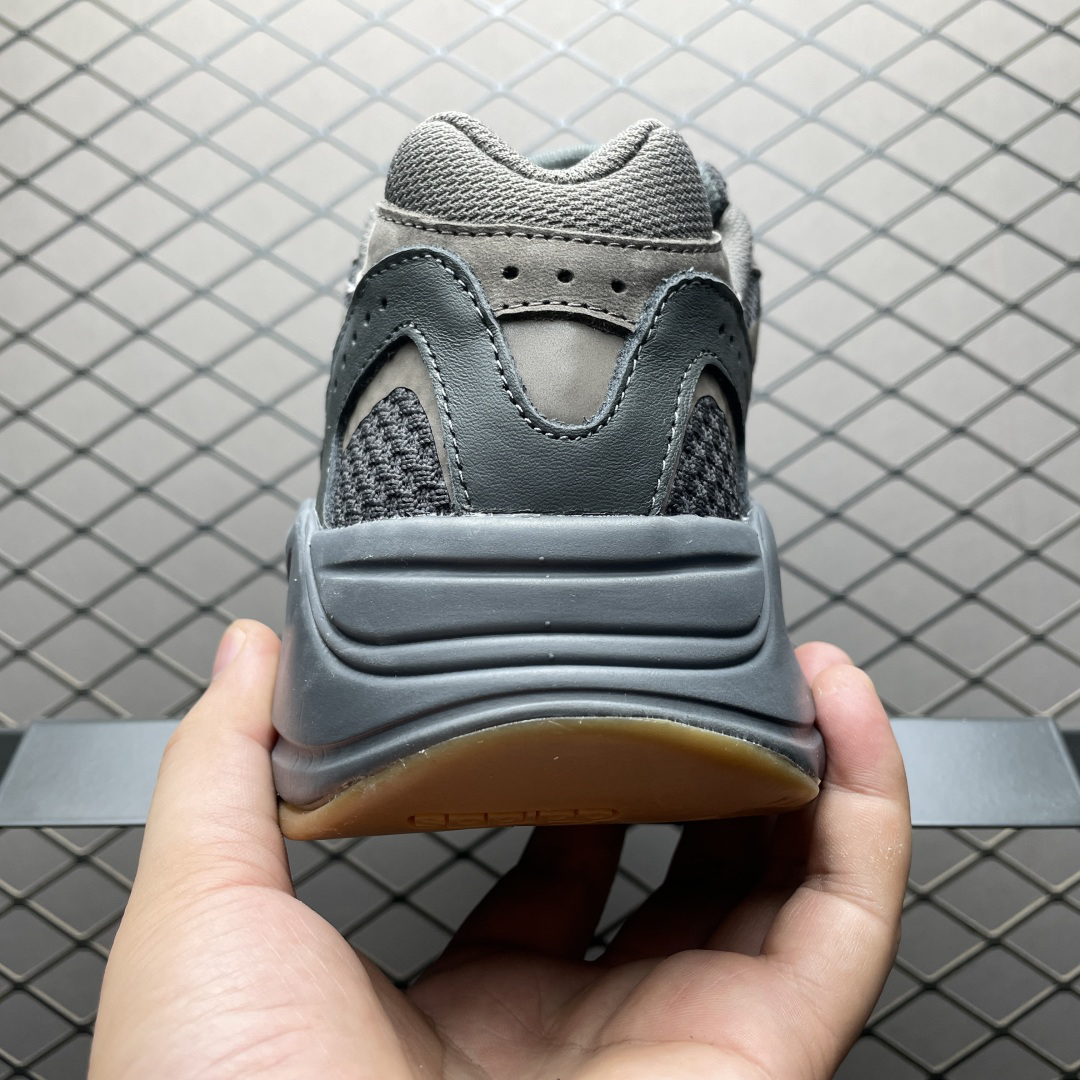 Adidas Yeezy 700 V2 EG6860 Sneakers Grey