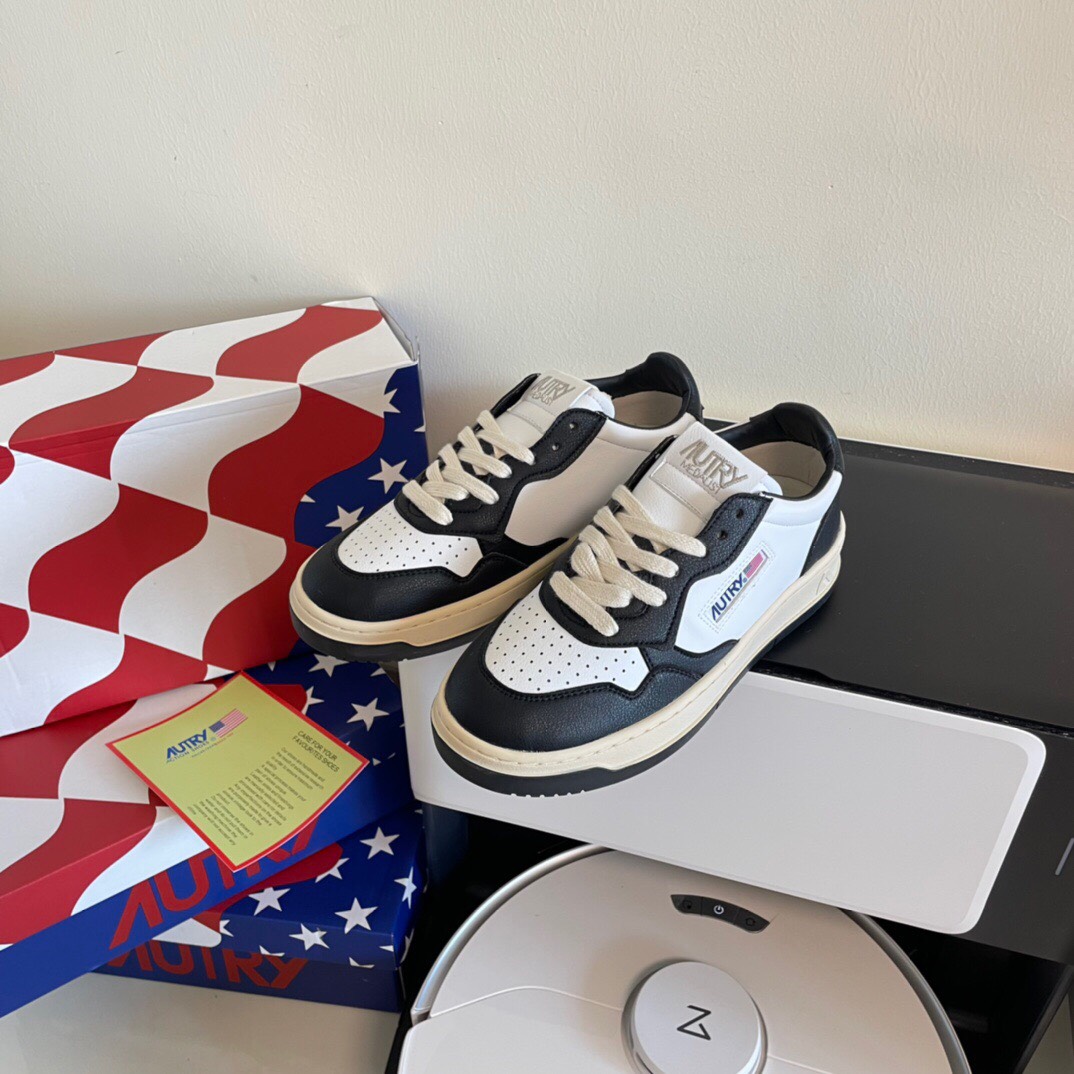 Autry Leather Low-Top Sneakers Black/White