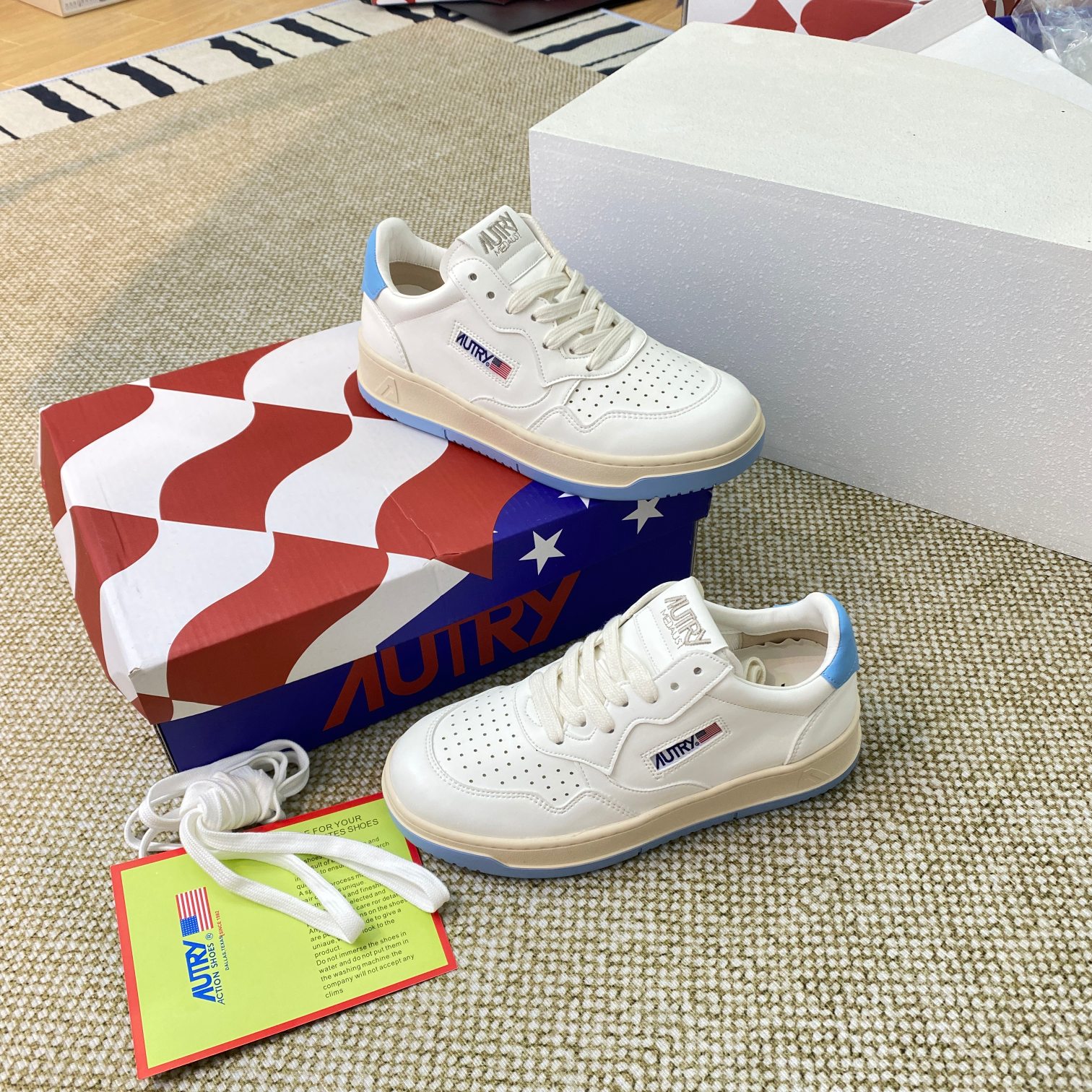 Autry Medalist Leather Sneakers White/Blue