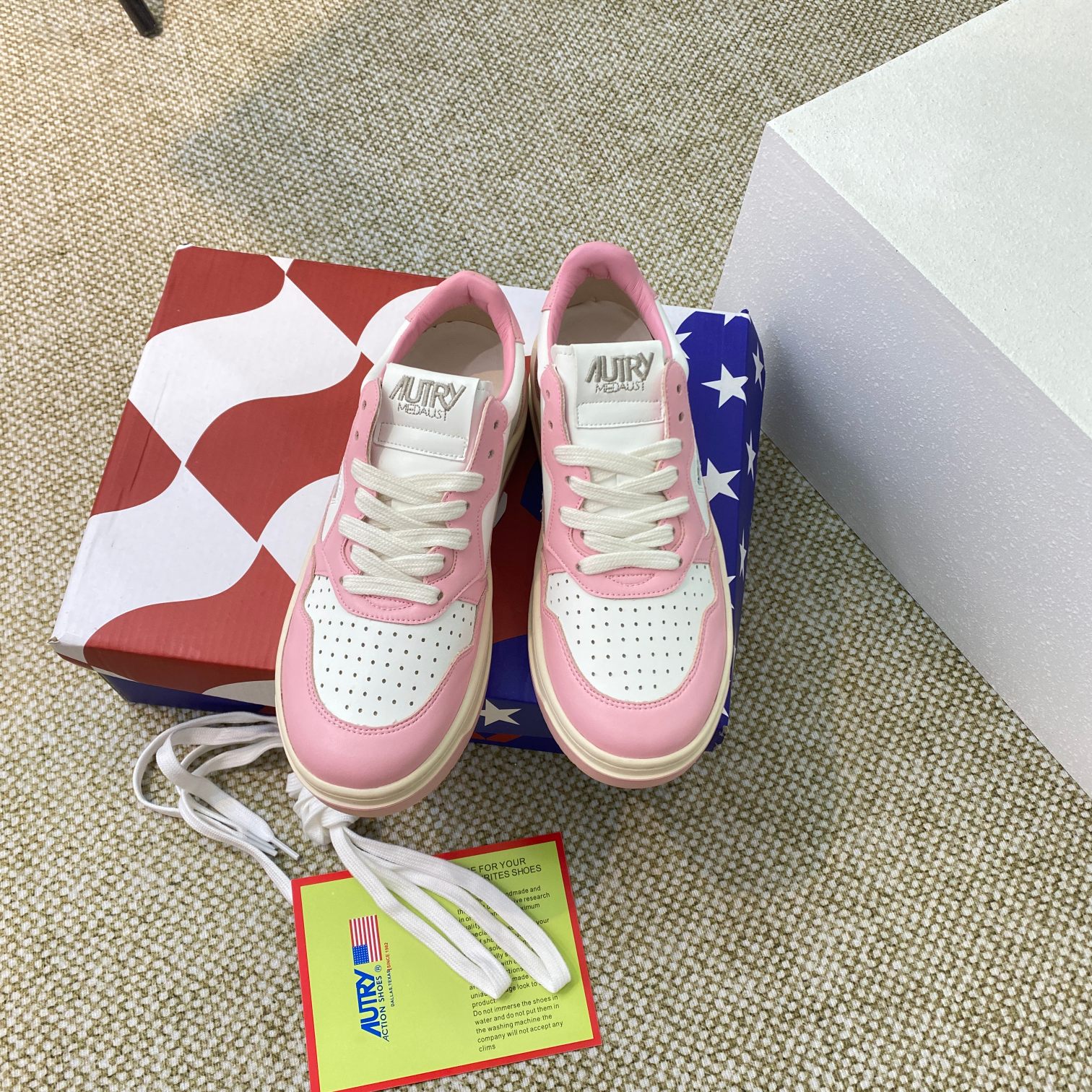 Autry Medalist Leather Sneakers Pink