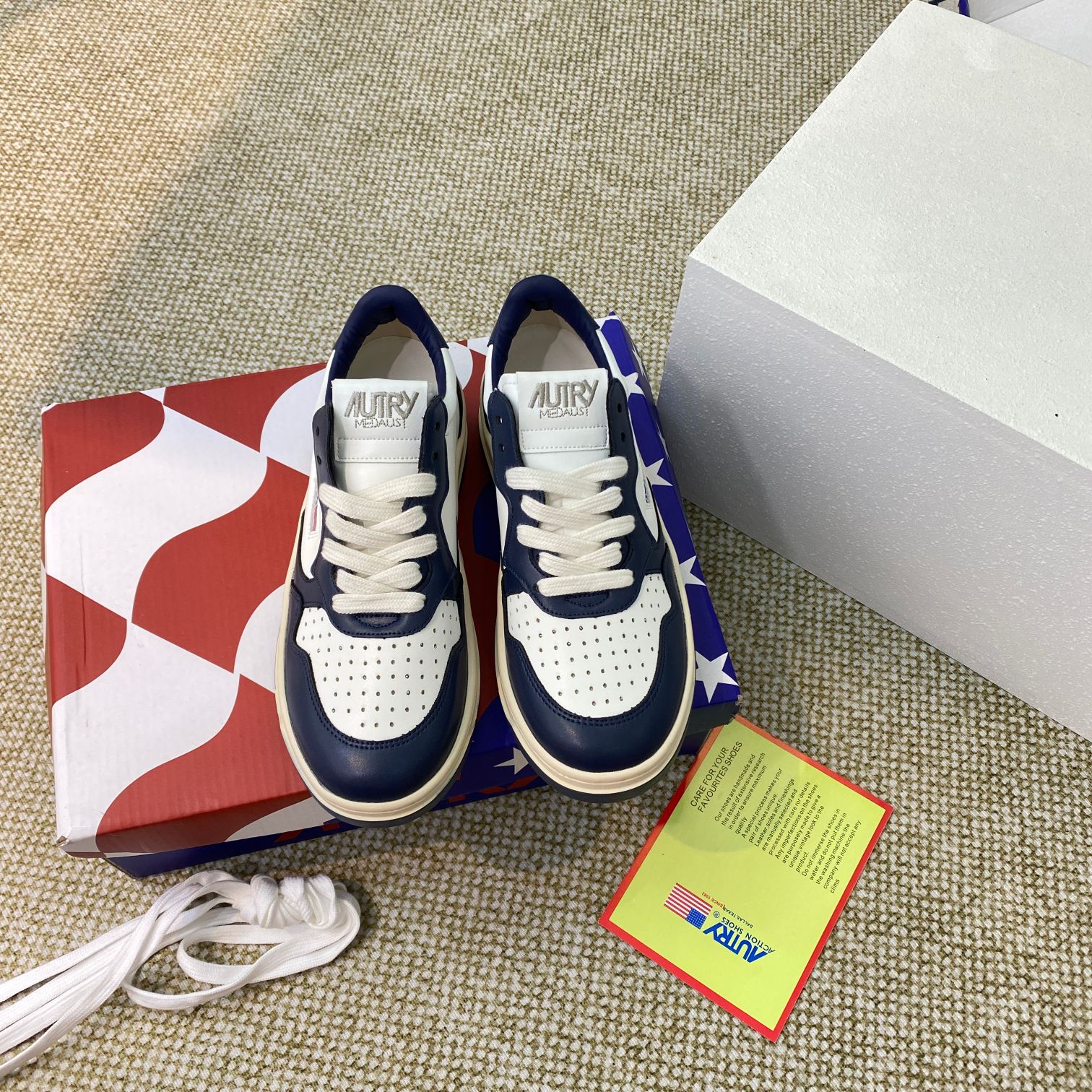 Autry Medalist Low Sneakers Navy/White