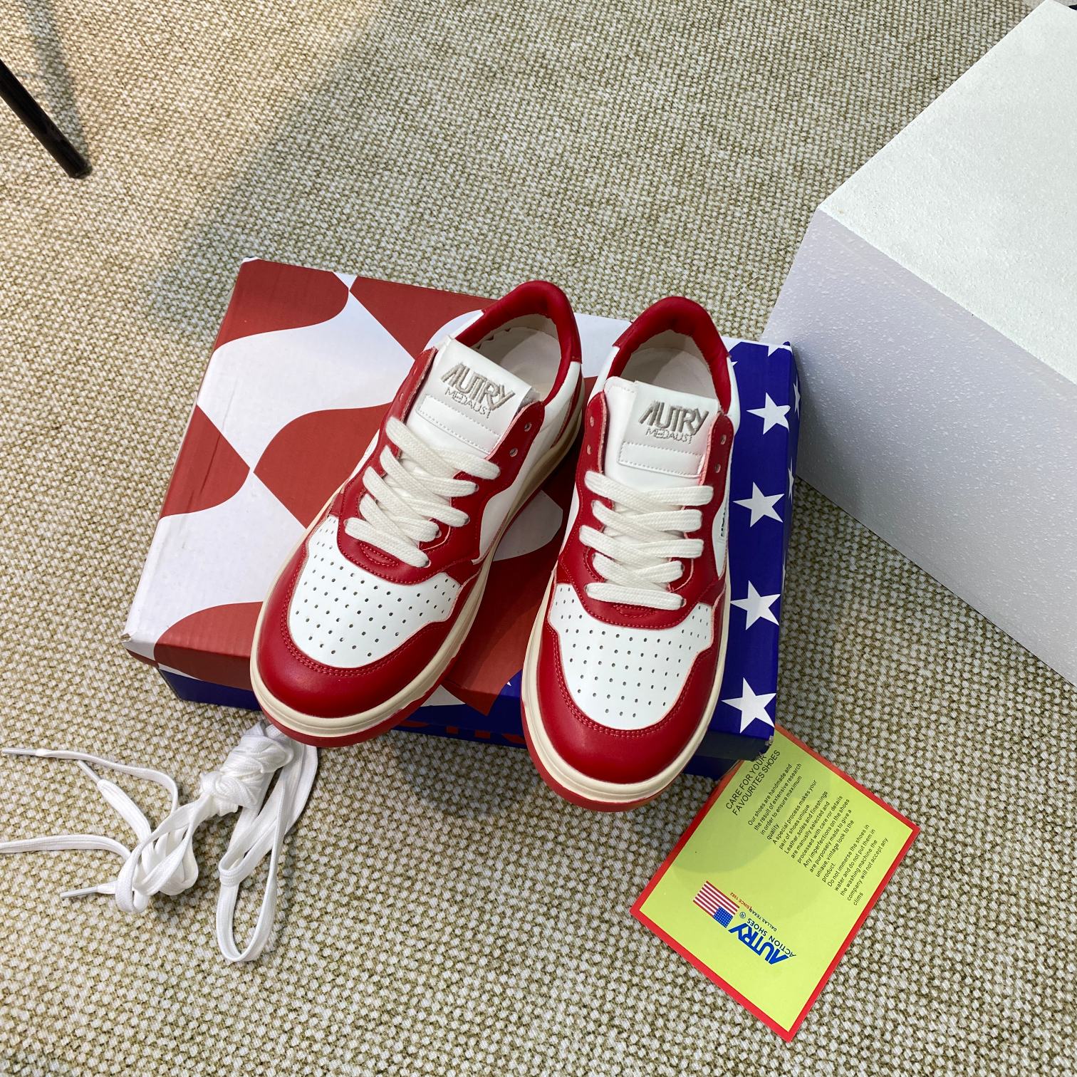 Autry Medalist Low Sneakers Red
