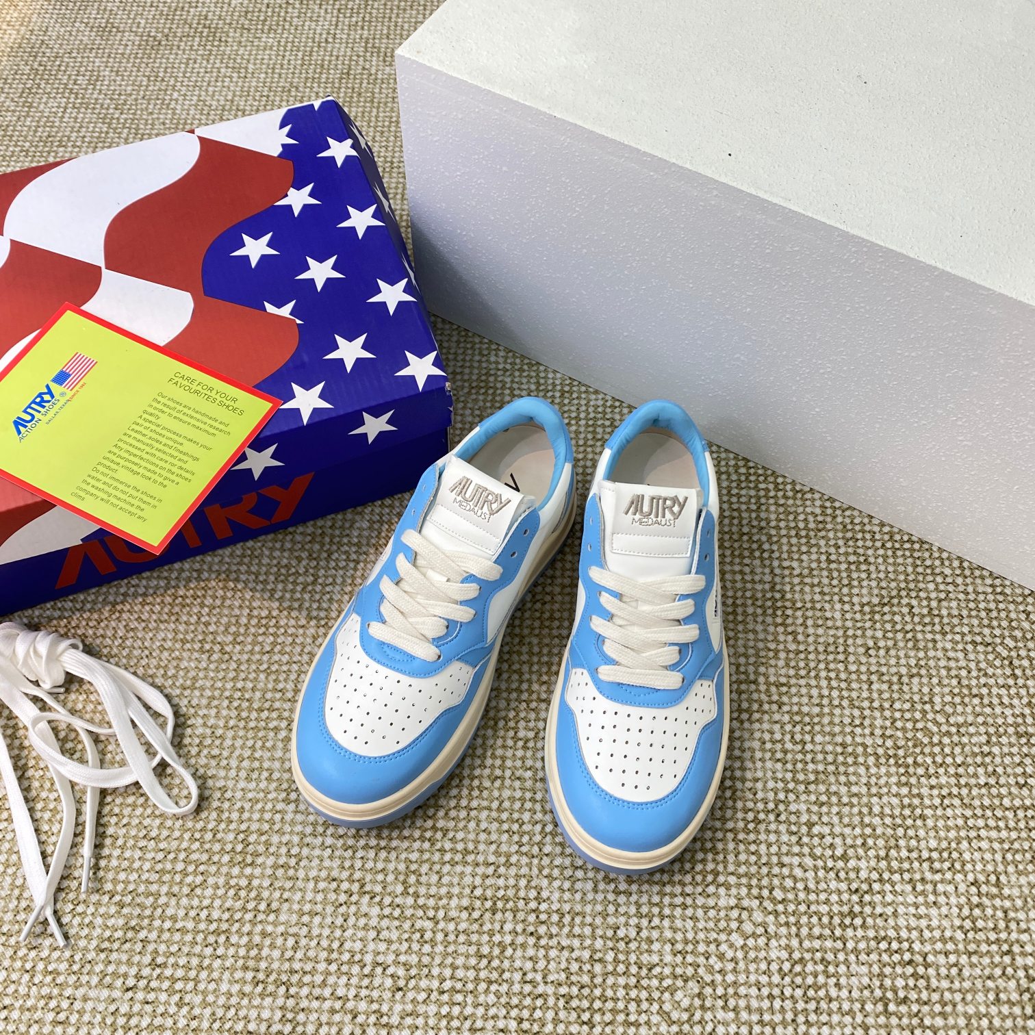 Autry Leather Court Sneakers Blue/White