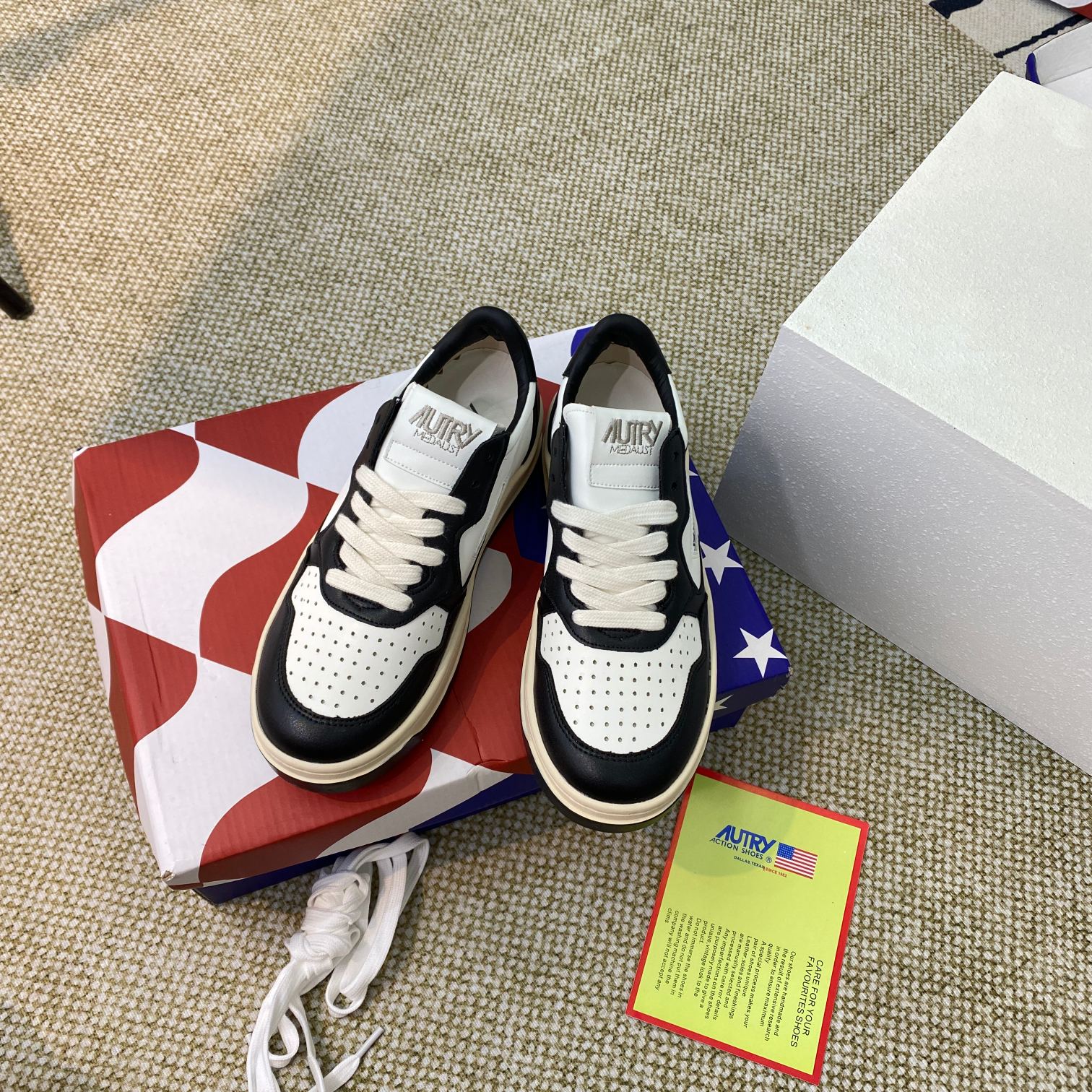 Autry Medalist Leather Court Sneakers Black/White