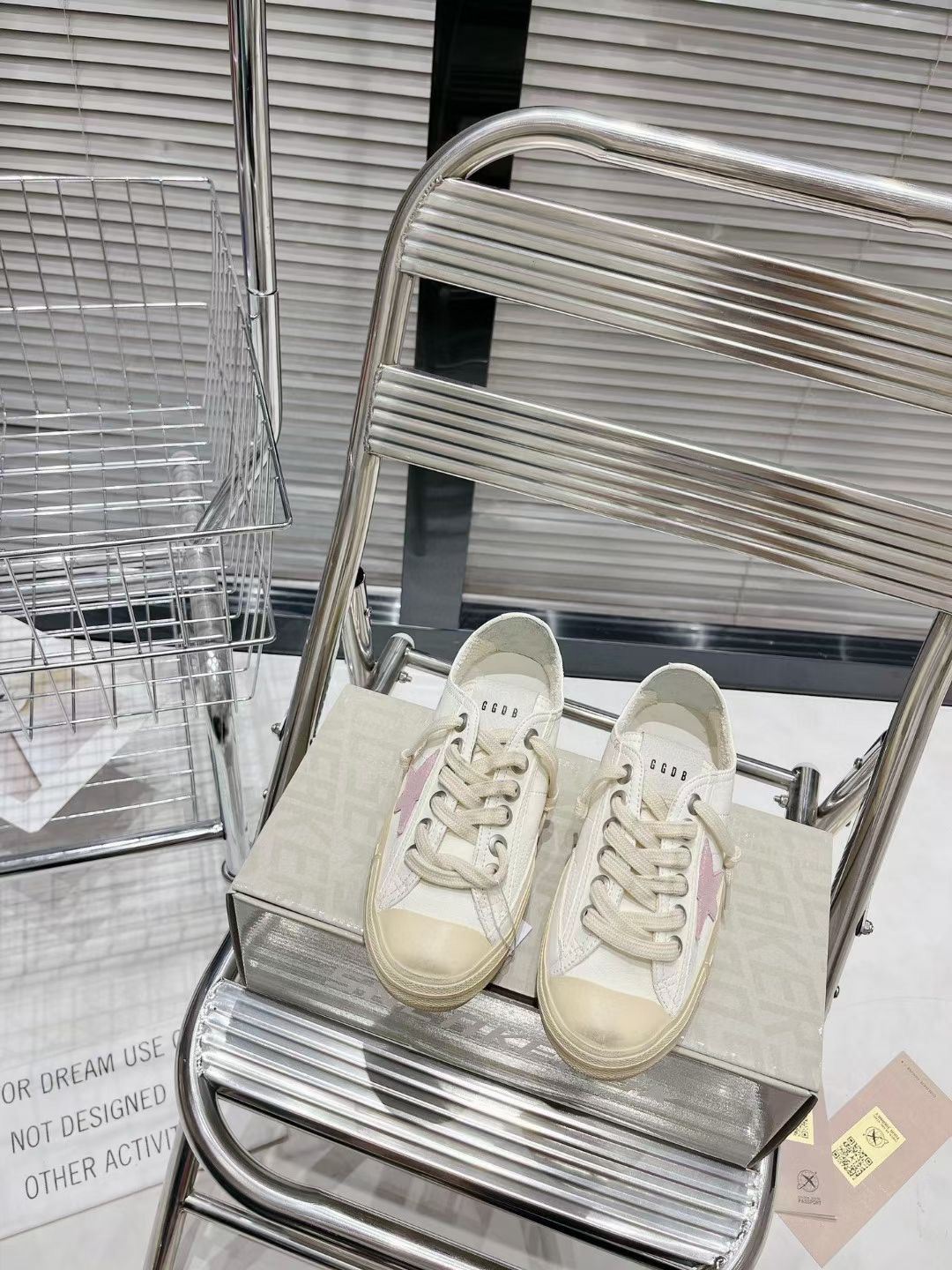 Golden Goose V-Star 2 Low Sneakers White Pink