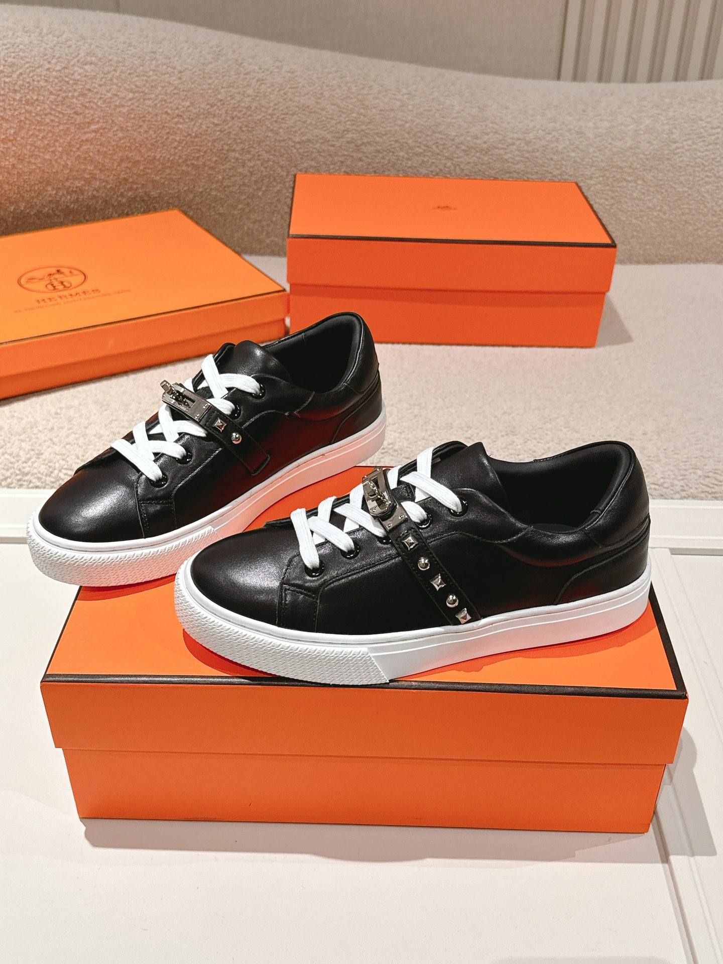 Hermes Kelly Buckle Low-Top Sneakers Black