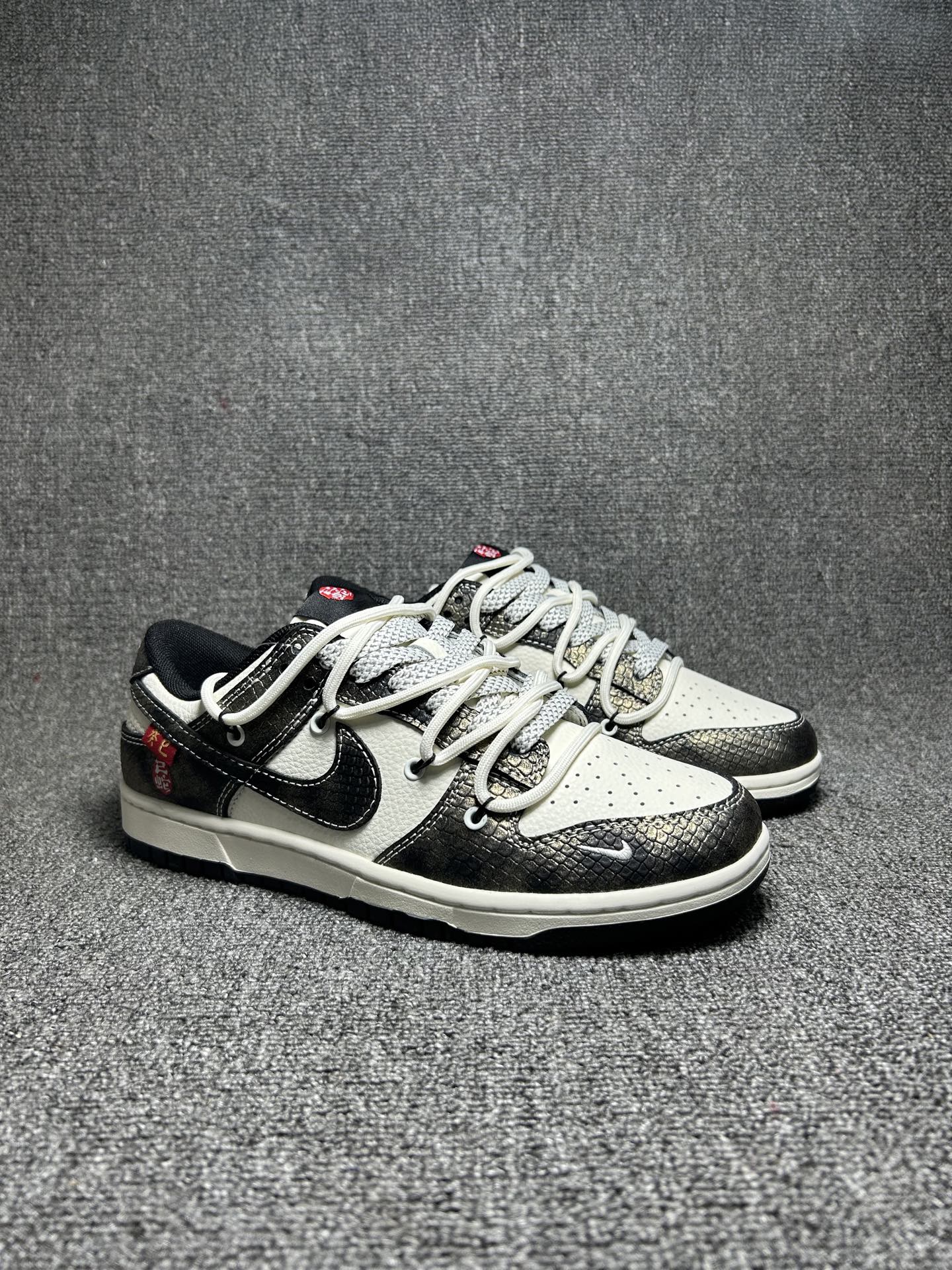 Nike SB Dunk Low Black White