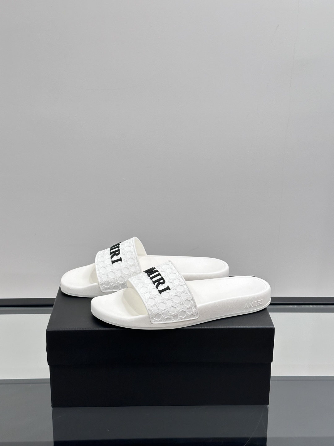 Amiri Embossed Logo Slides White