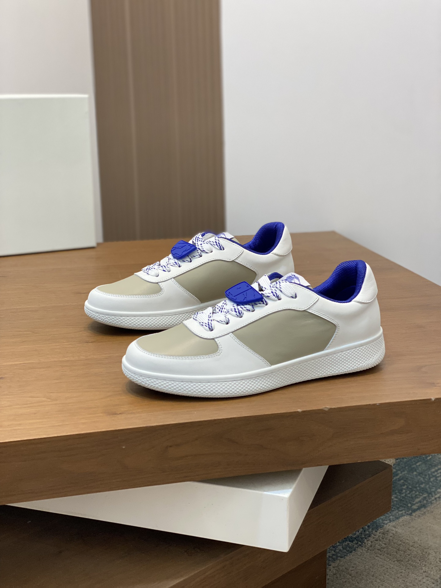 Burberry Leather Low-Top Sneakers White/Blue