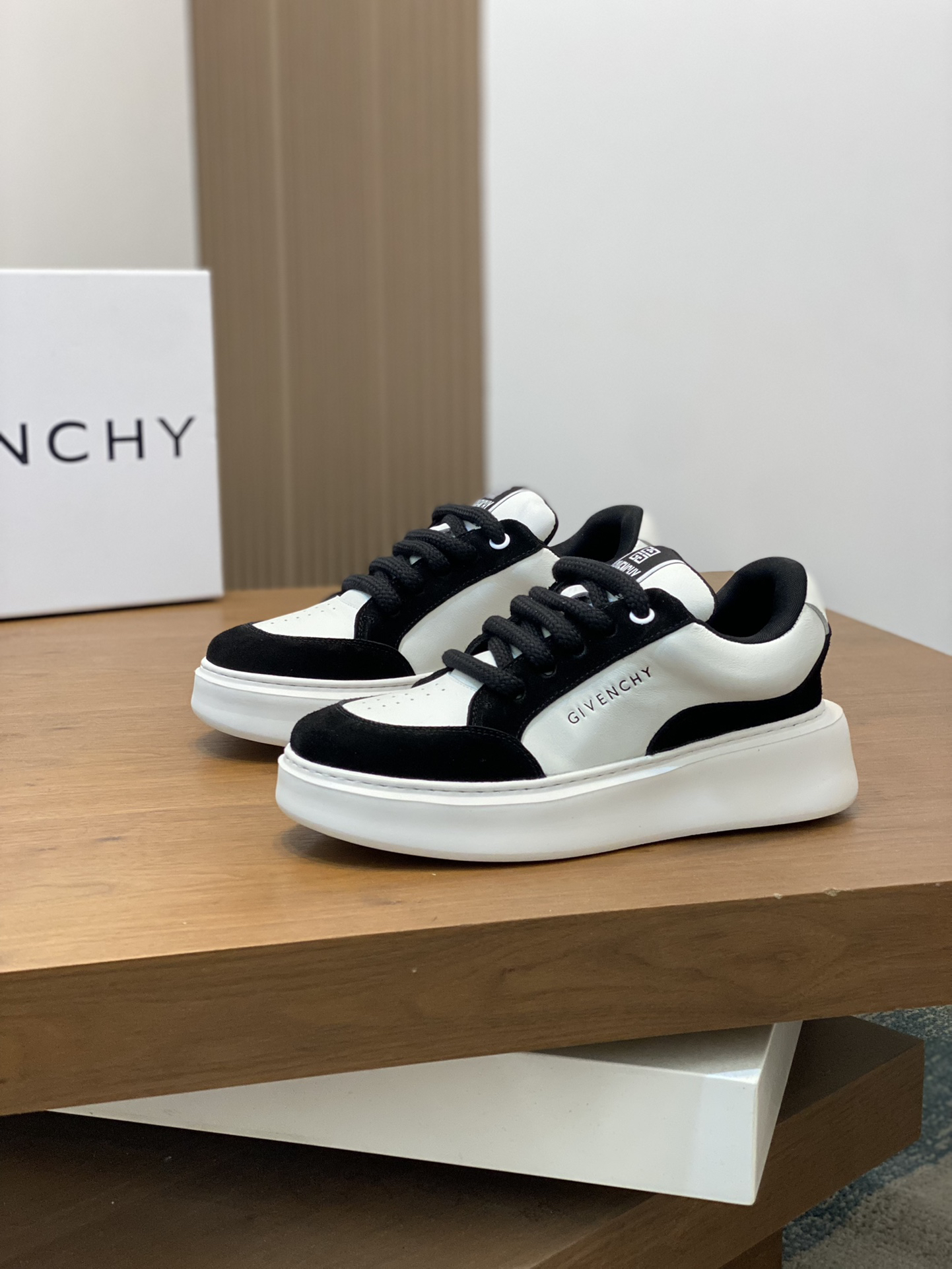 Givenchy Calfskin Low-Top Sneakers Black/White