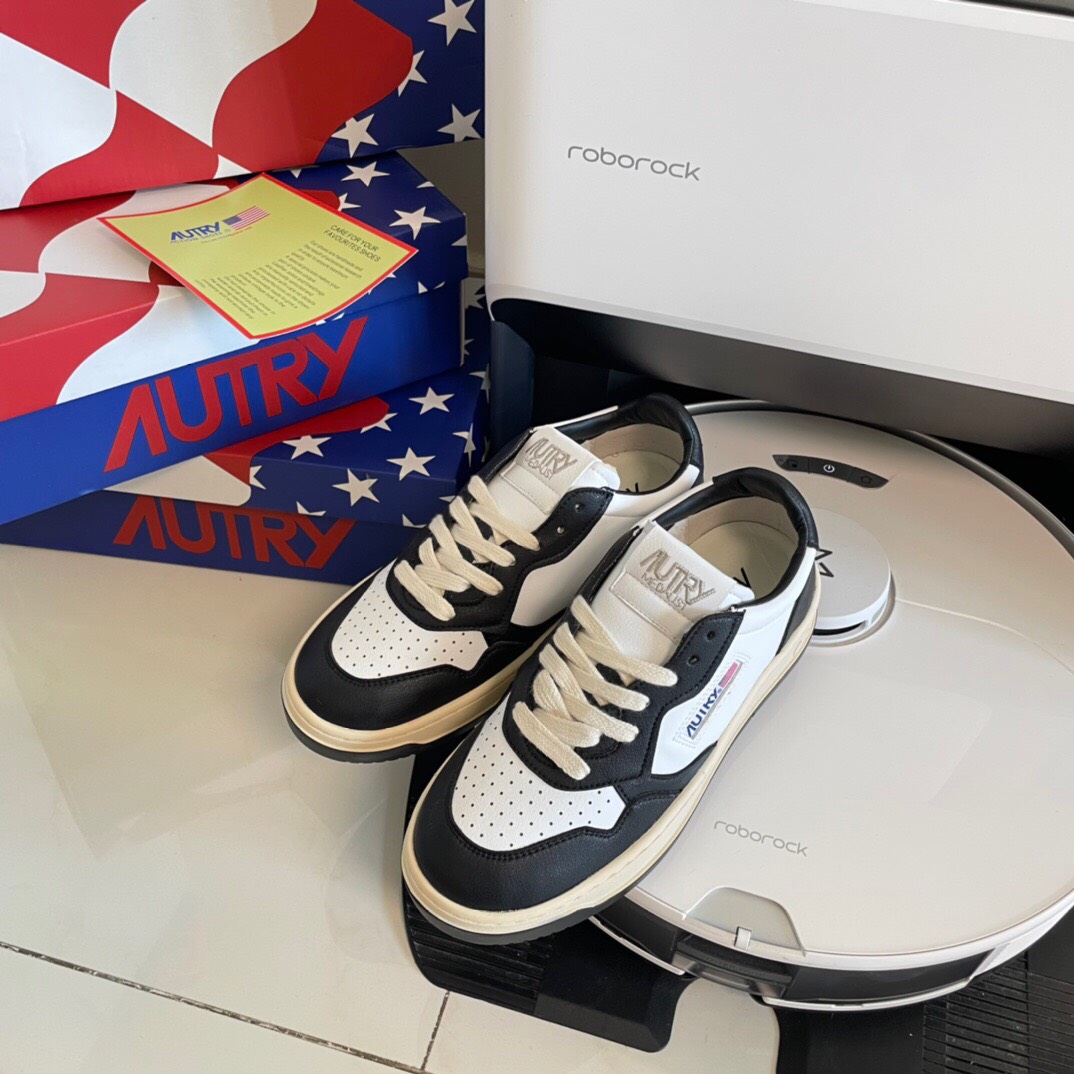 Autry Leather Low-Top Sneakers Black/White