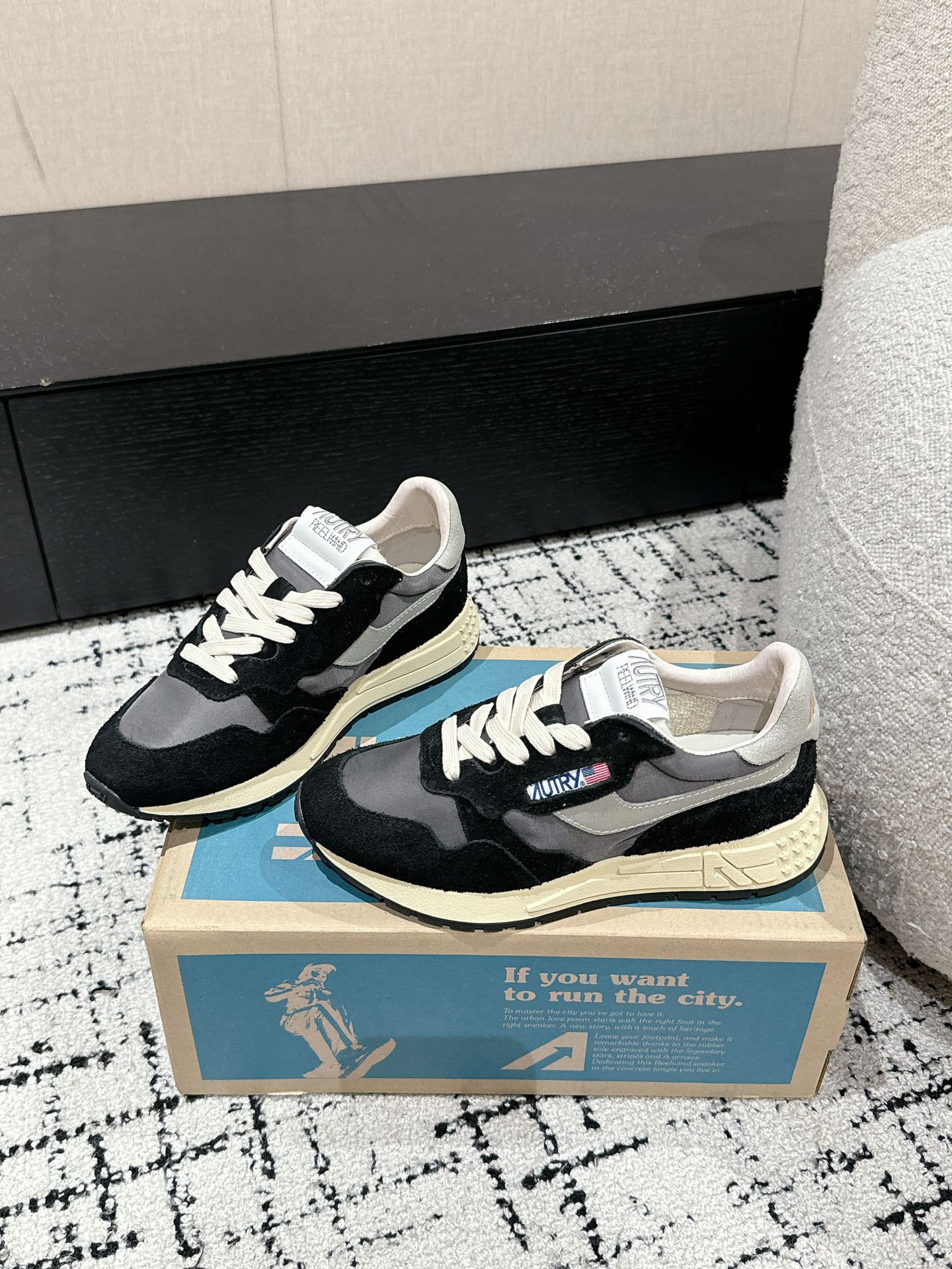 Autry Retro Runner Leather Sneakers Black/Grey