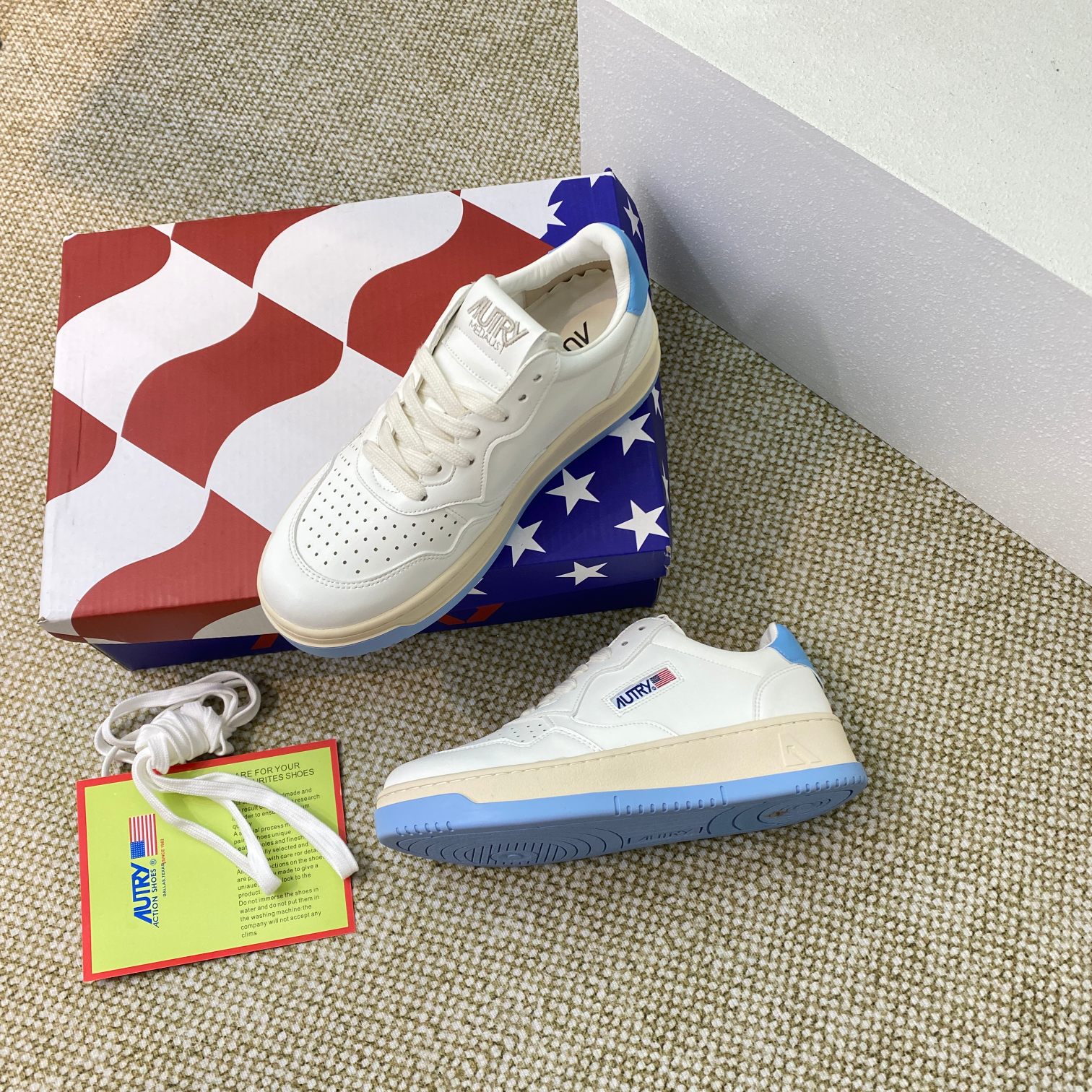 Autry Medalist Leather Sneakers White/Blue