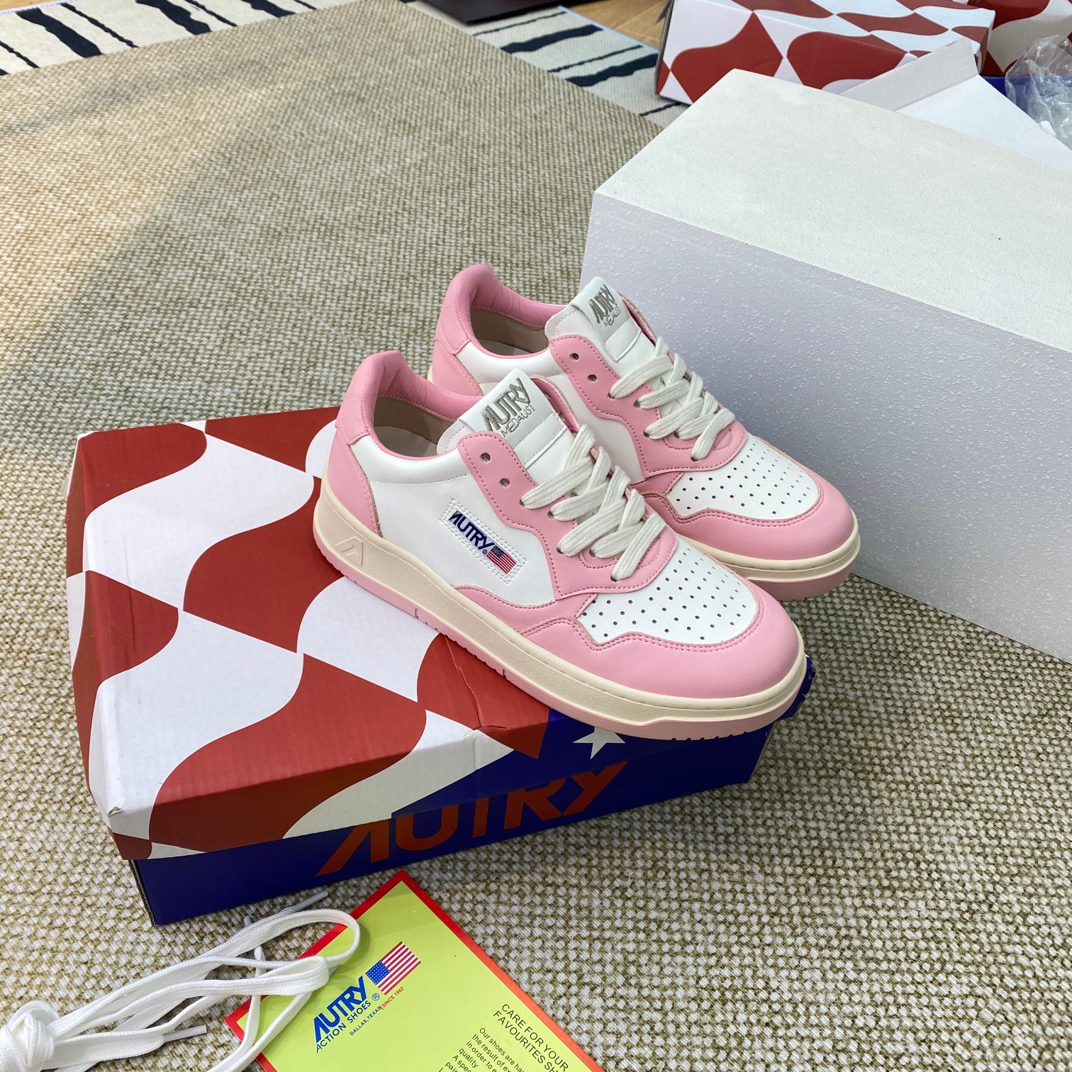 Autry Medalist Leather Sneakers Pink