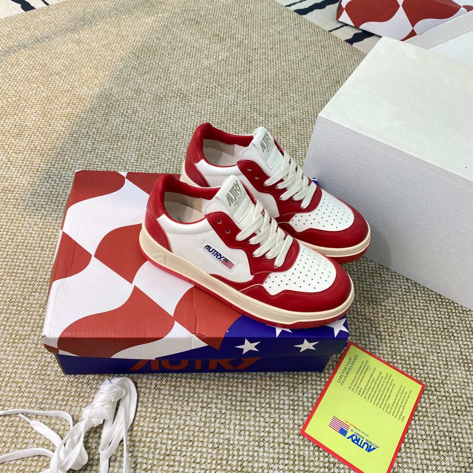 Autry Medalist Low Sneakers Red