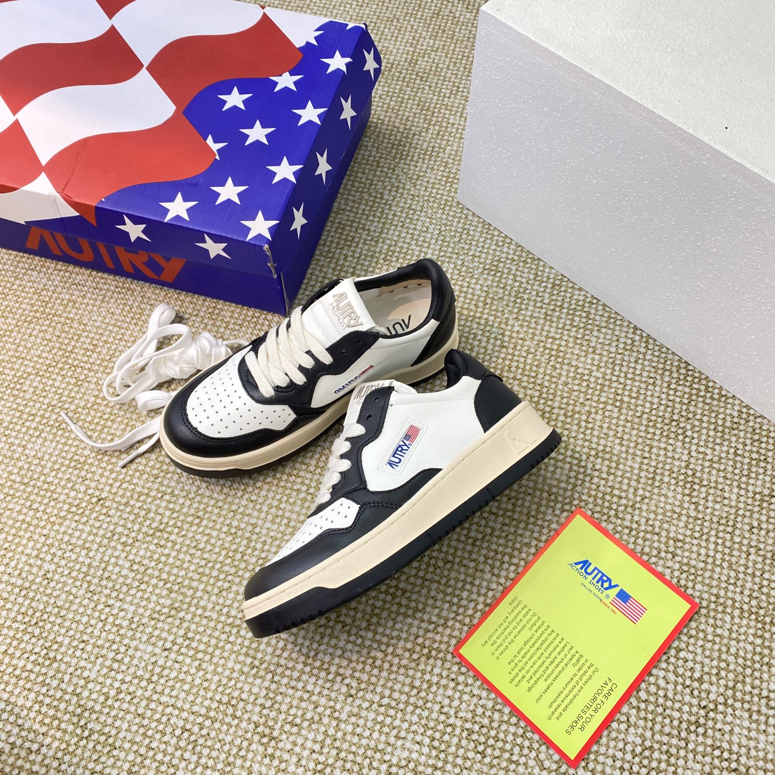 Autry Medalist Leather Court Sneakers Black/White
