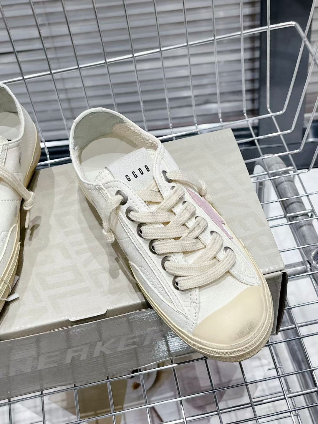 Golden Goose V-Star 2 Low Sneakers White Pink