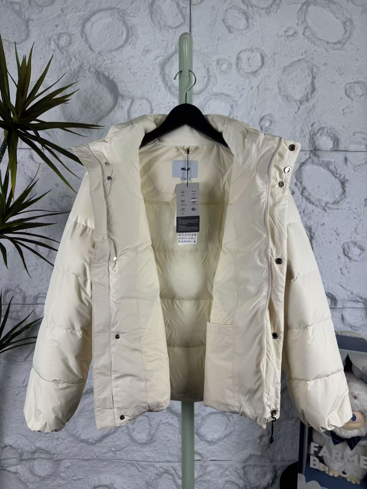 MLB NY Logo Down Puffer Jacket Cream