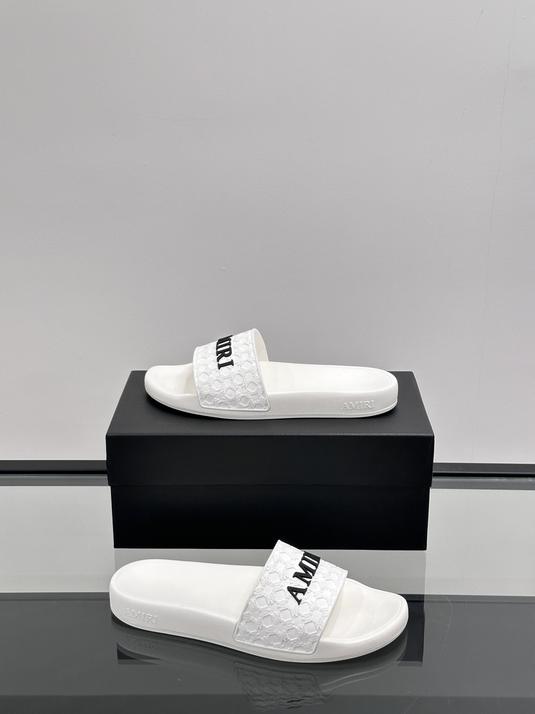 Amiri Embossed Logo Slides White