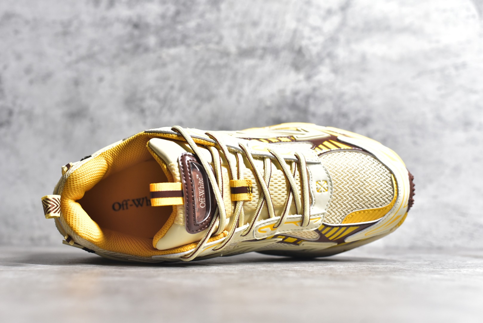 Off-White Retro Low Sneakers Yellow