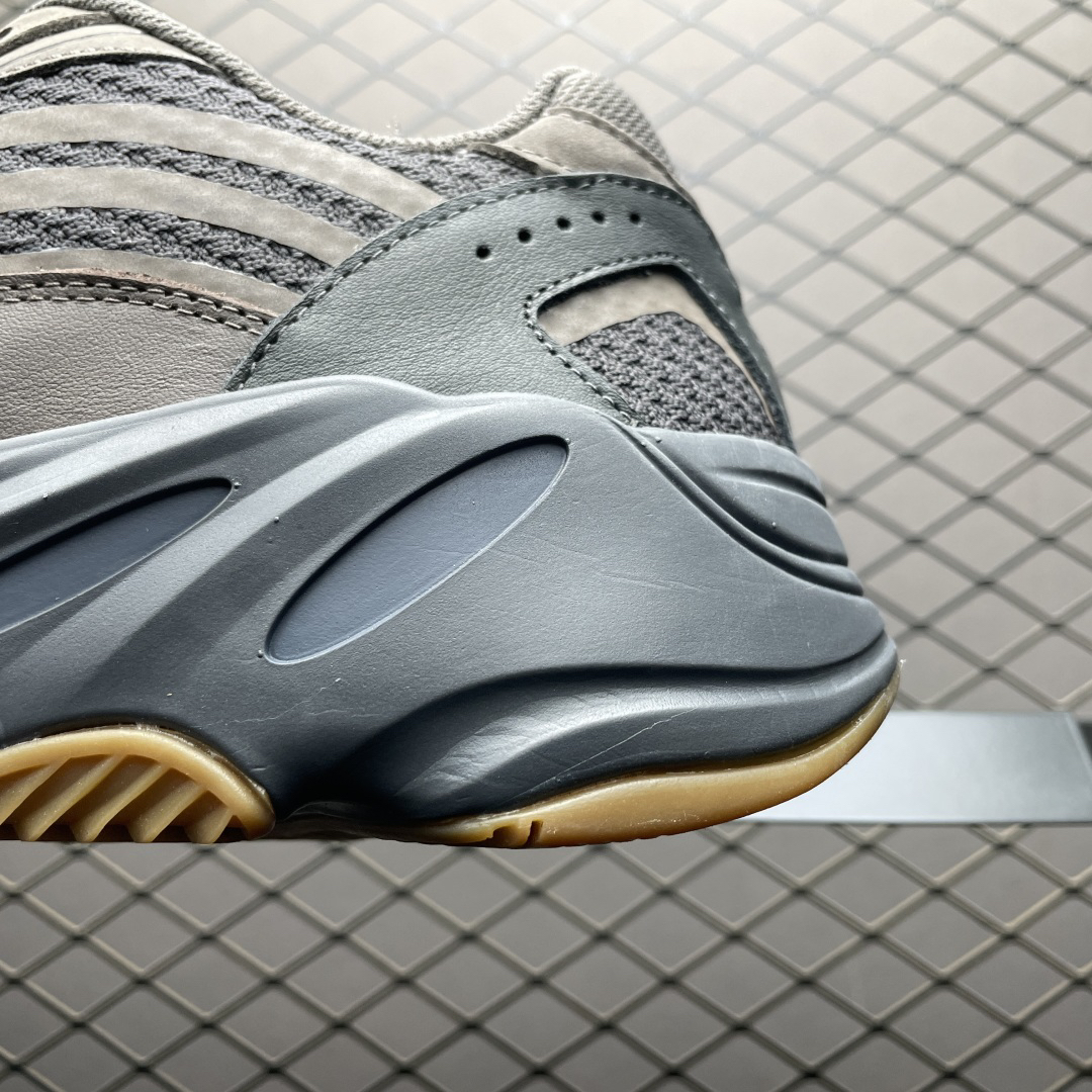 Adidas Yeezy 700 V2 EG6860 Sneakers Grey