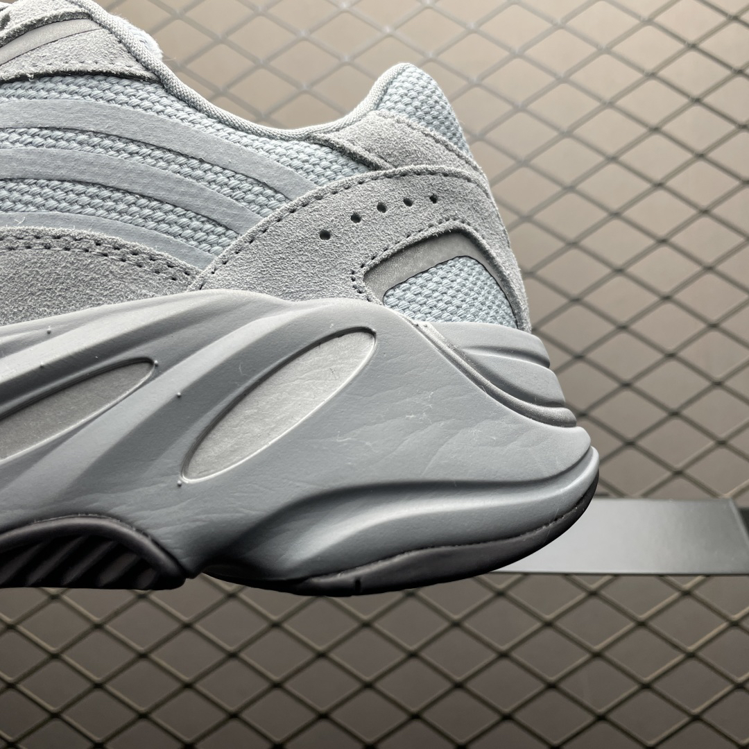 Adidas Yeezy 700 V2 Sneaker Gray