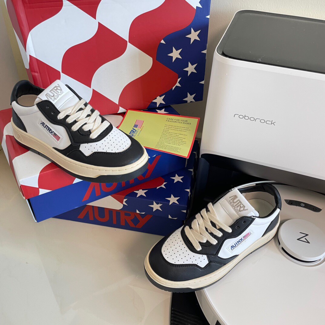 Autry Leather Low-Top Sneakers Black/White