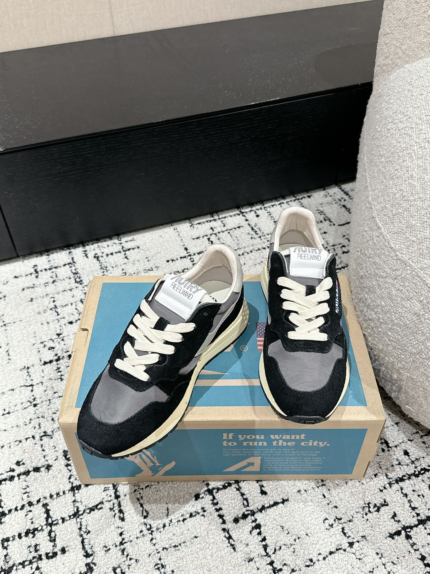 Autry Retro Runner Leather Sneakers Black/Grey